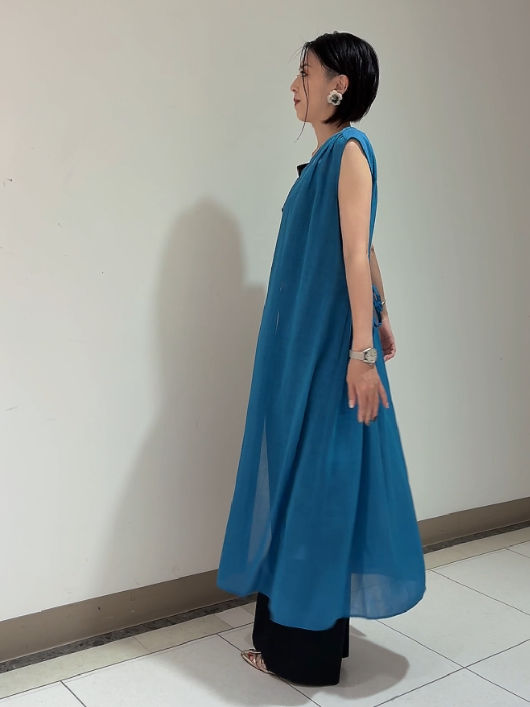 環さんの「UNTITLED｜【通気性/前開きボタン】シアーVネックワンピース」を使ったコーディネート