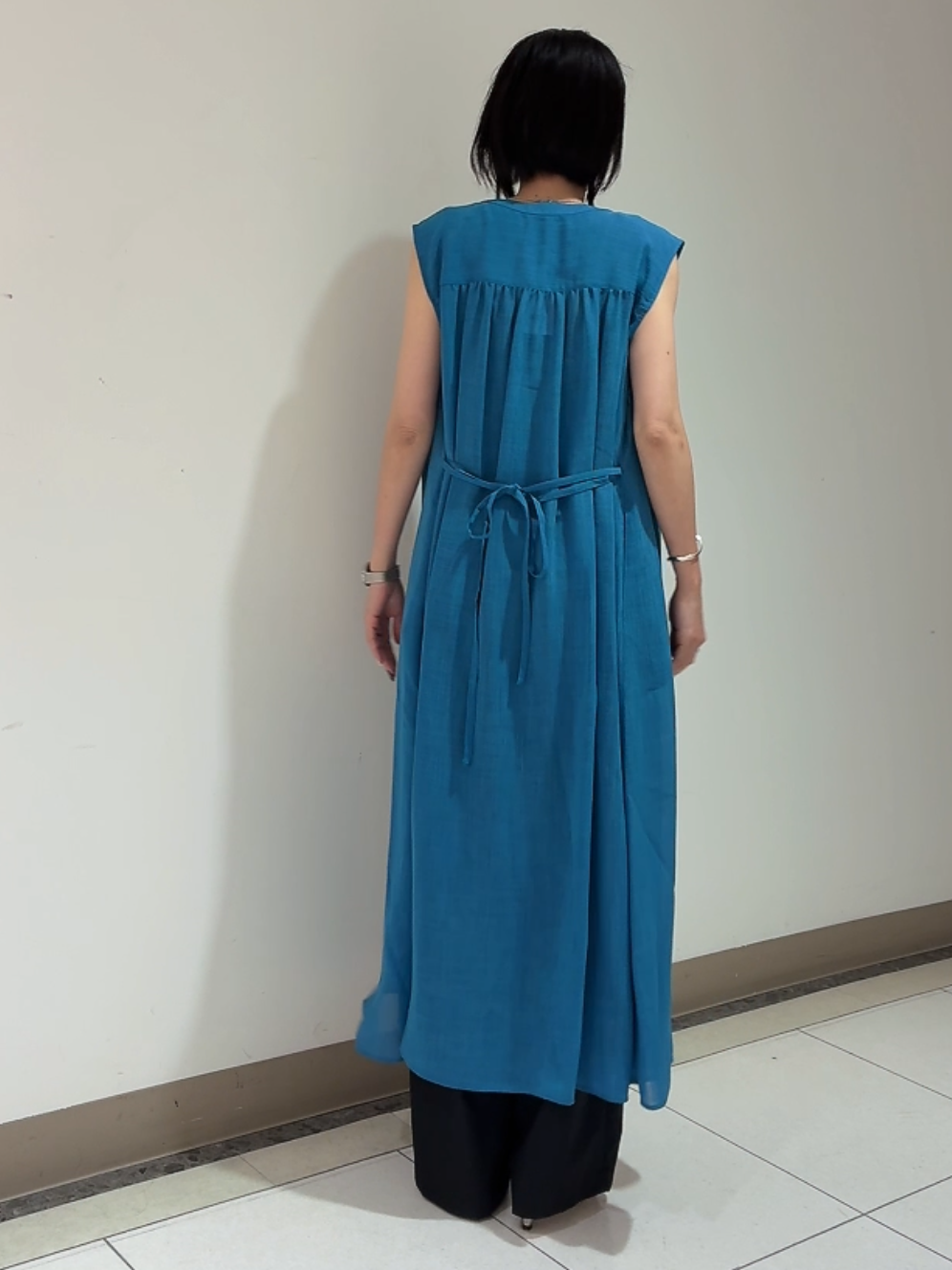 環さんの「UNTITLED｜【通気性/前開きボタン】シアーVネックワンピース」を使ったコーディネート
