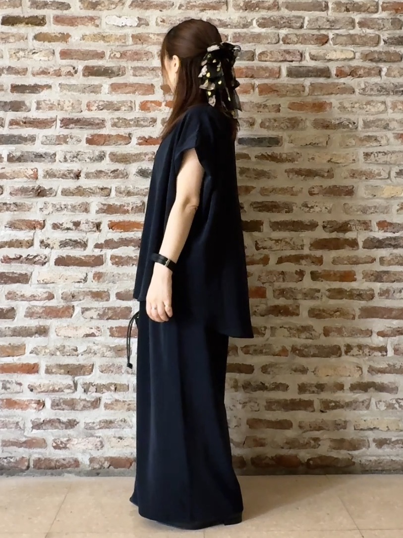 tokiさんの「THE SHOP TK｜【ひんやり/遮熱/セットアップ可】やみつきになる とろみバンドカラーブラウス」を使ったコーディネート