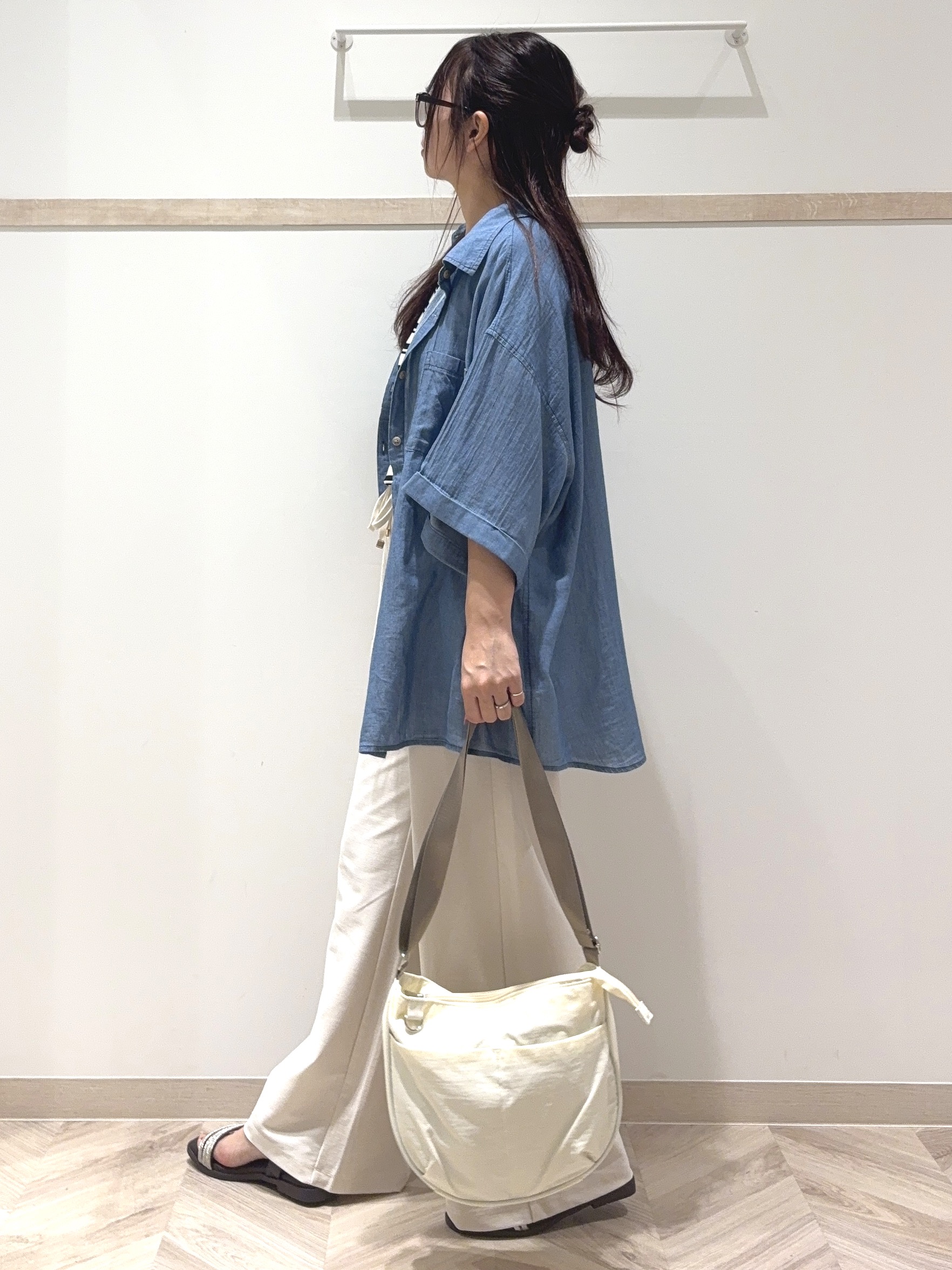 nanaさんの「SHOO･LA･RUE｜【S-LL/洗濯機可/綿100%】やわらかシアーデニム 5分袖ポケットシャツ」を使ったコーディネート