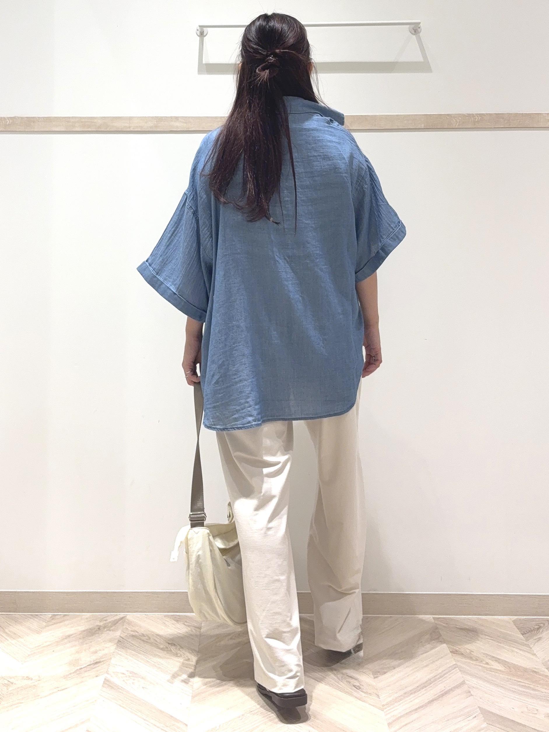 nanaさんの「SHOO･LA･RUE｜【S-LL/洗濯機可/綿100%】やわらかシアーデニム 5分袖ポケットシャツ」を使ったコーディネート