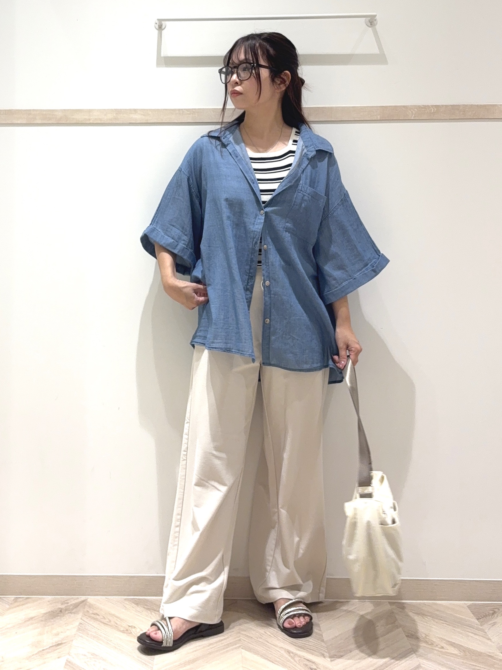 nanaさんの「SHOO･LA･RUE｜【S-LL/洗濯機可/綿100%】やわらかシアーデニム 5分袖ポケットシャツ」を使ったコーディネート