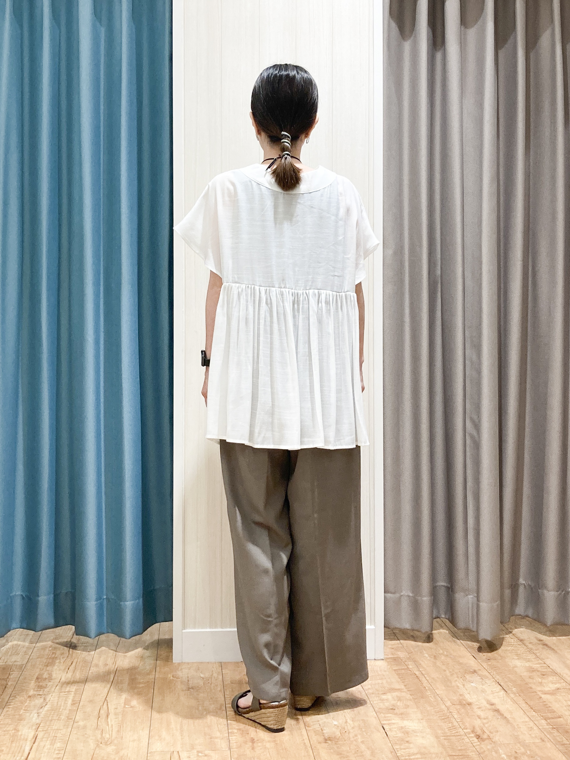 thさんの「SHOO･LA･RUE｜【ひんやり/UV/体型カバー】インせず着られる Vネックギャザーブラウス」を使ったコーディネート