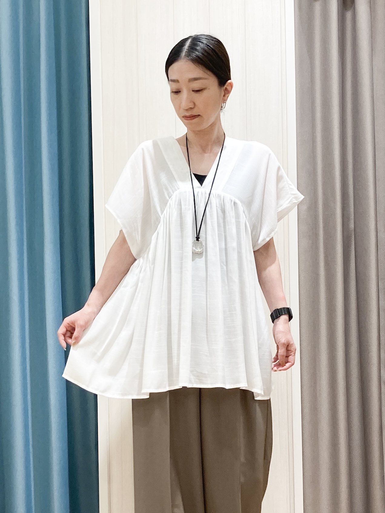 thさんの「SHOO･LA･RUE｜【ひんやり/UV/体型カバー】インせず着られる Vネックギャザーブラウス」を使ったコーディネート