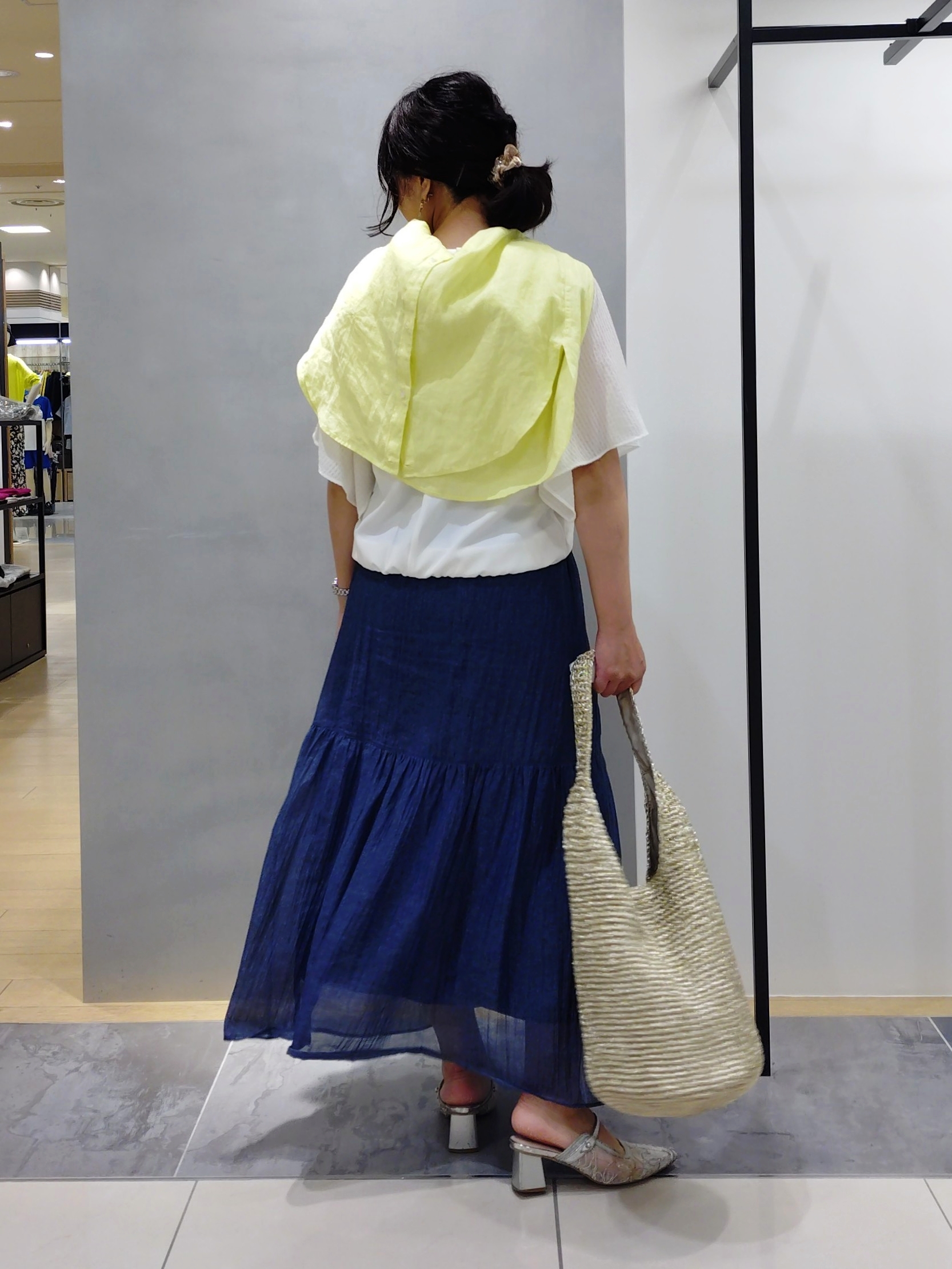 TOMOMIさんの「INDIVI｜【接触冷感／2WAY】カシュクールリネンシャツ」を使ったコーディネート