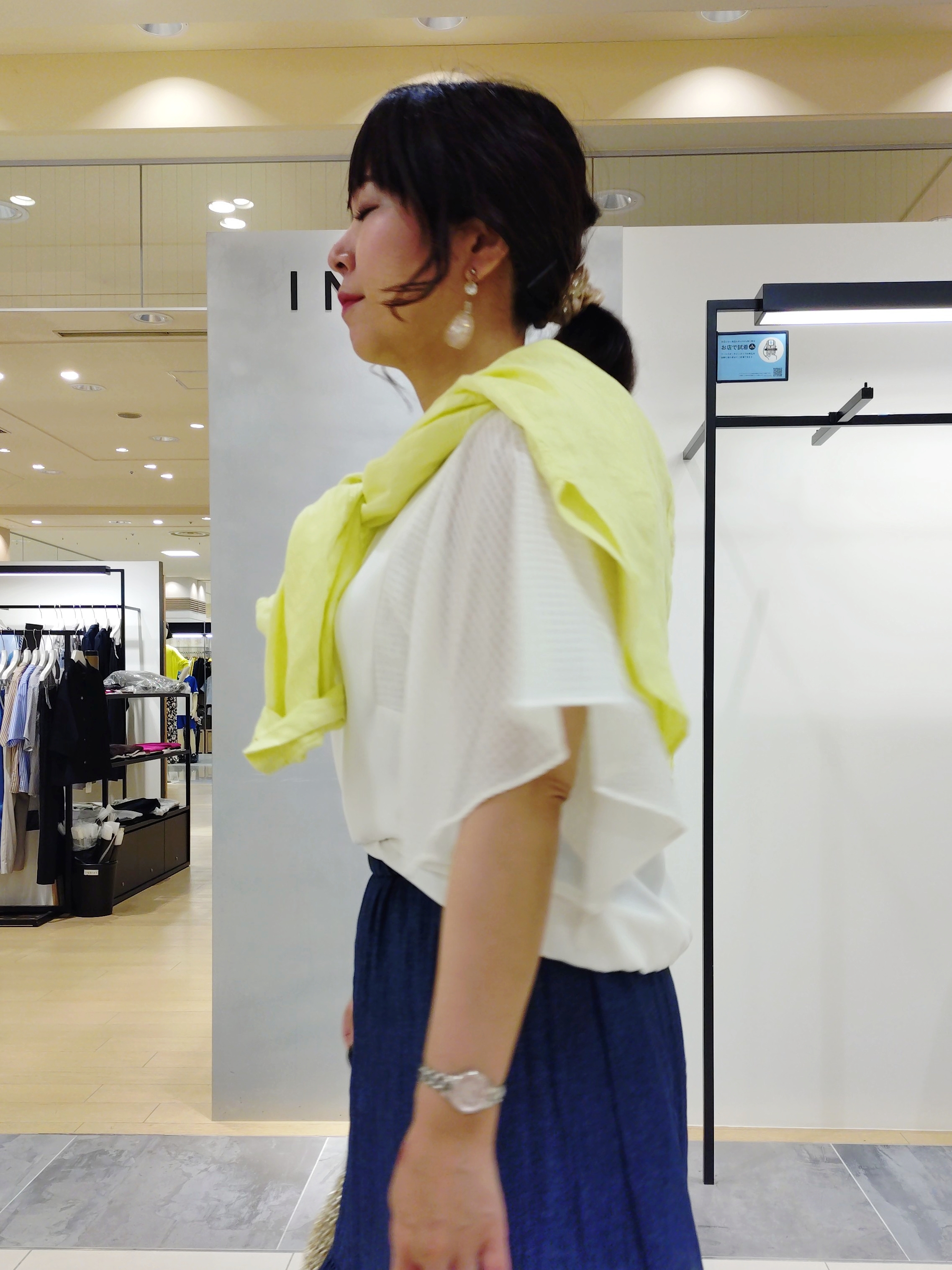 TOMOMIさんの「INDIVI｜【接触冷感／2WAY】カシュクールリネンシャツ」を使ったコーディネート