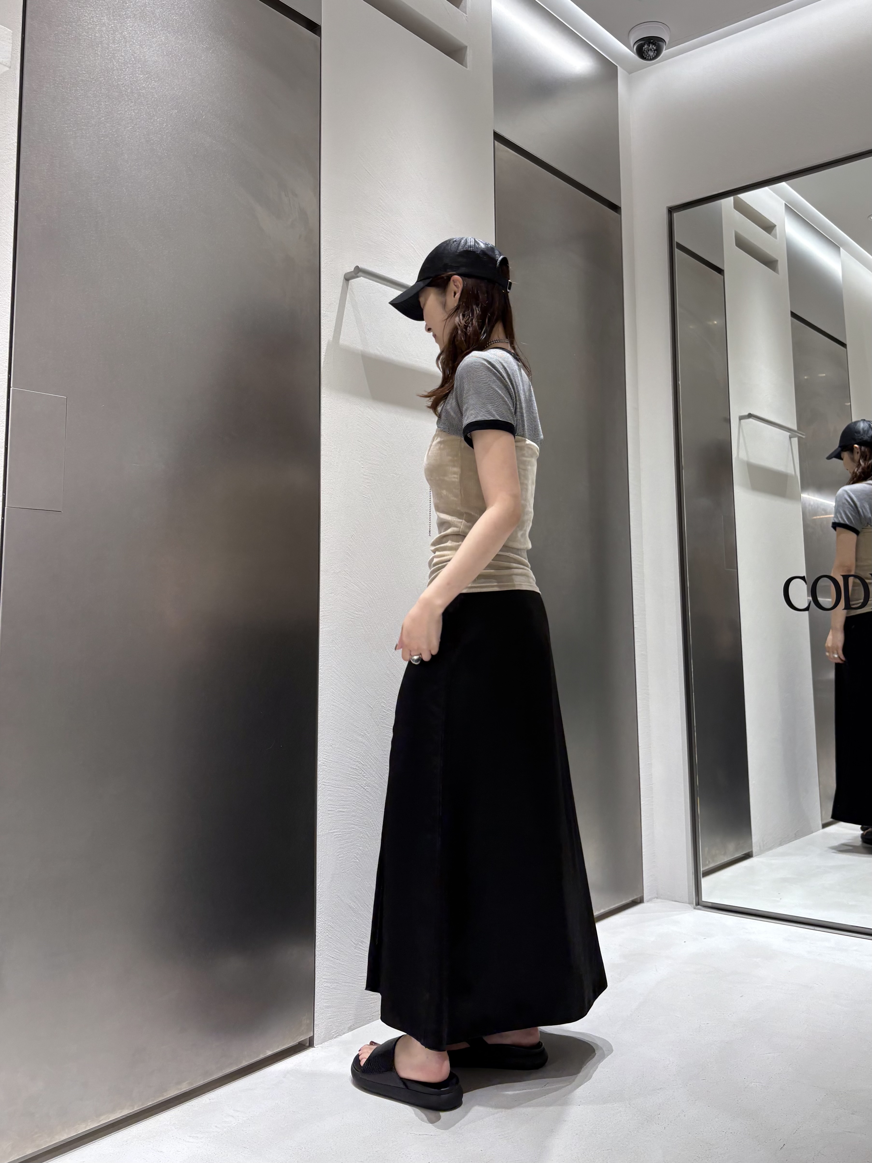 iwamiさんの「CODE A｜satin slit flare skirt」を使ったコーディネート
