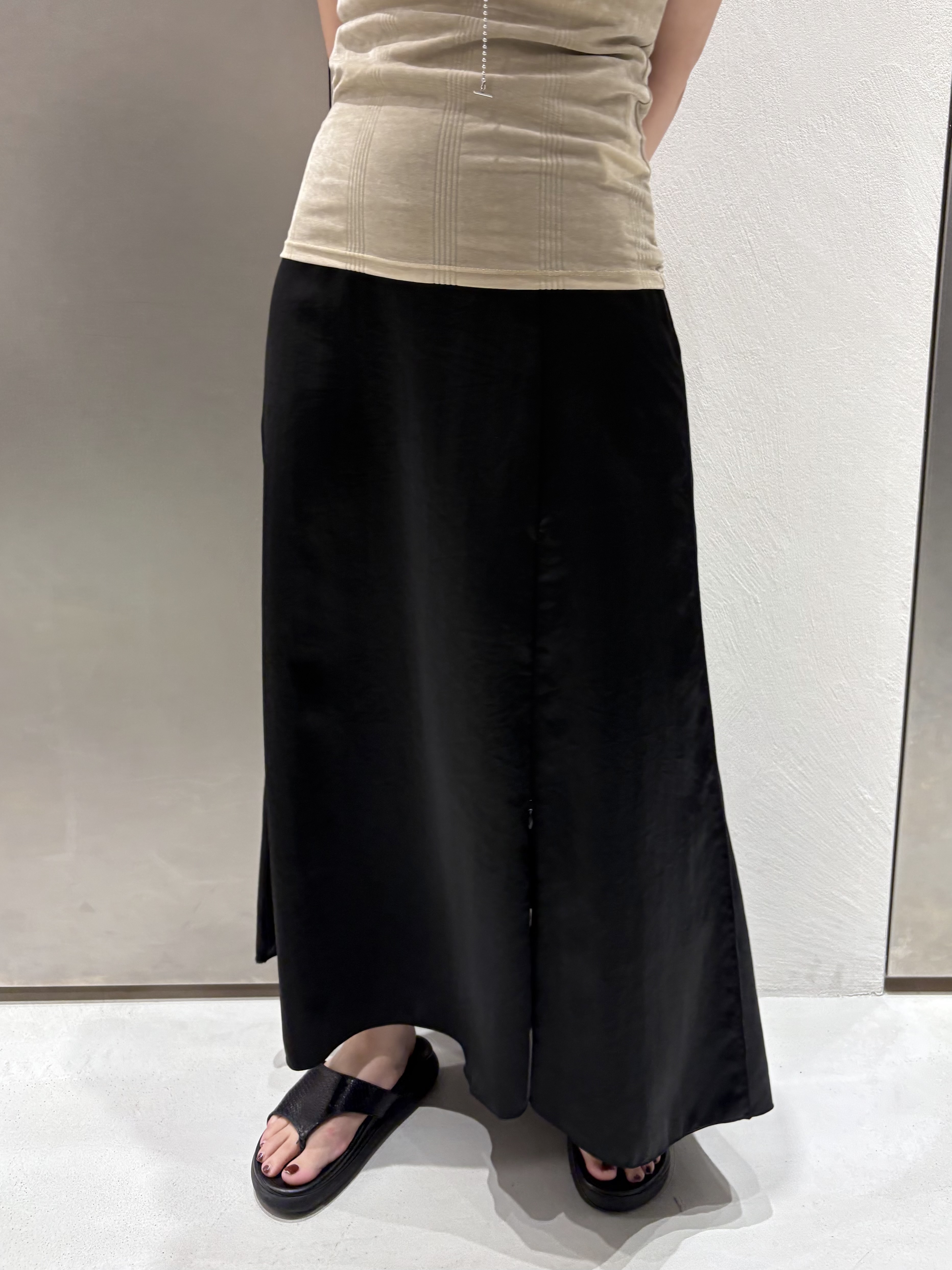 iwamiさんの「CODE A｜satin slit flare skirt」を使ったコーディネート