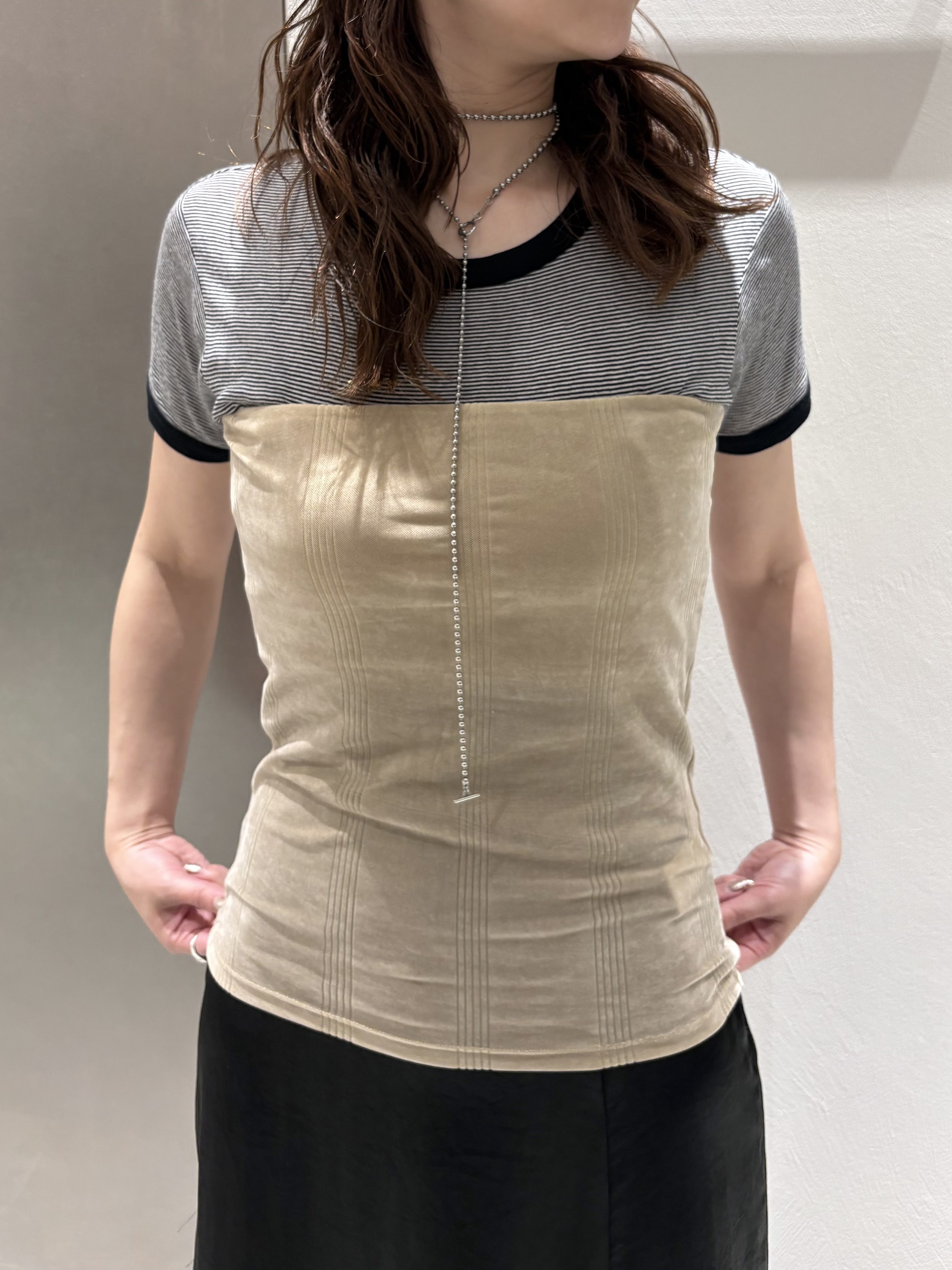 iwamiさんの「CODE A｜satin slit flare skirt」を使ったコーディネート