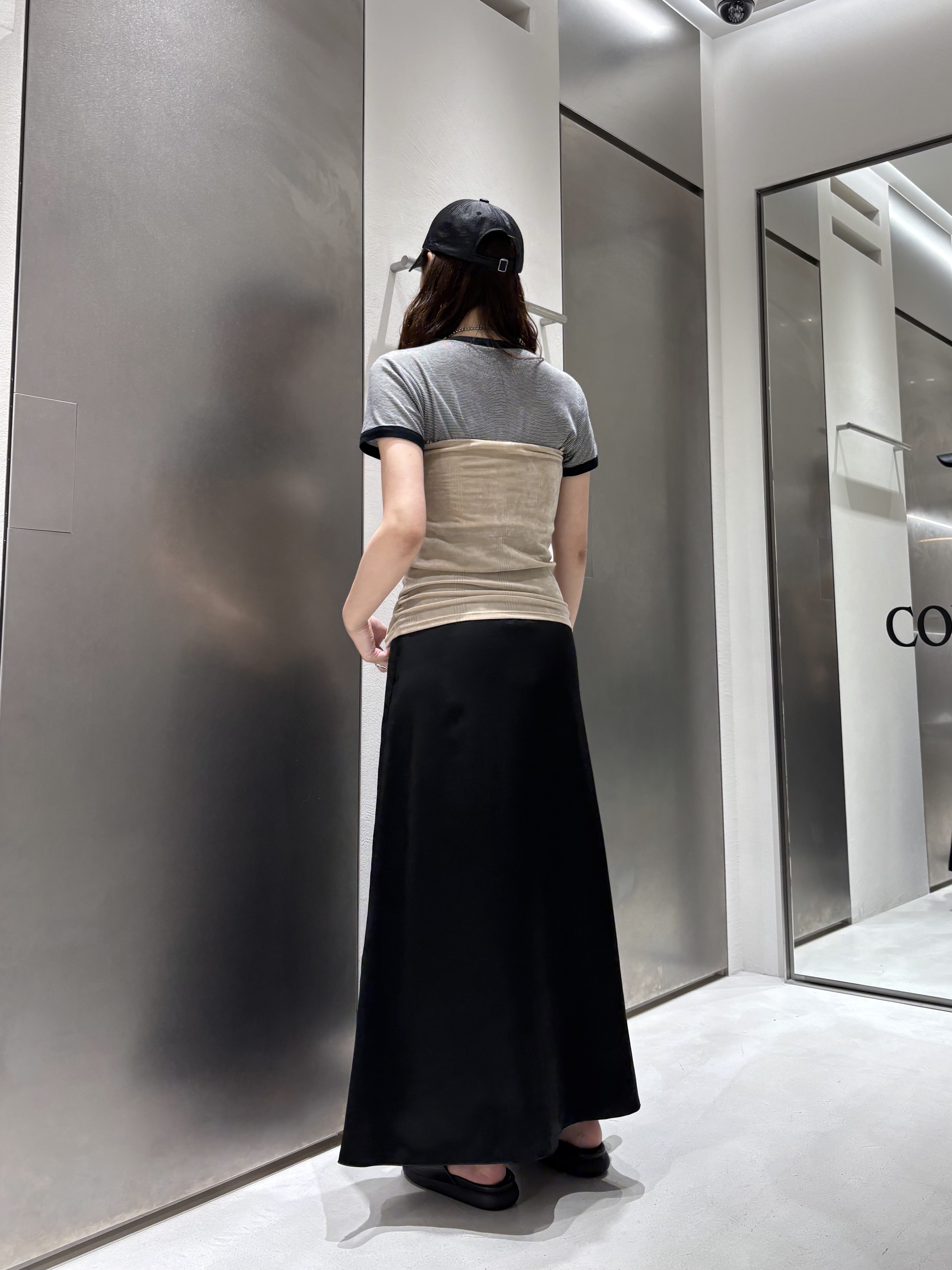 iwamiさんの「CODE A｜satin slit flare skirt」を使ったコーディネート