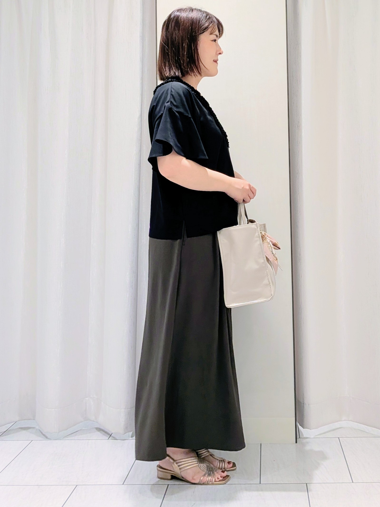 Onumaさんの「UNTITLED｜【接触冷感/通気性/洗える】Vネックフリルブラウス」を使ったコーディネート