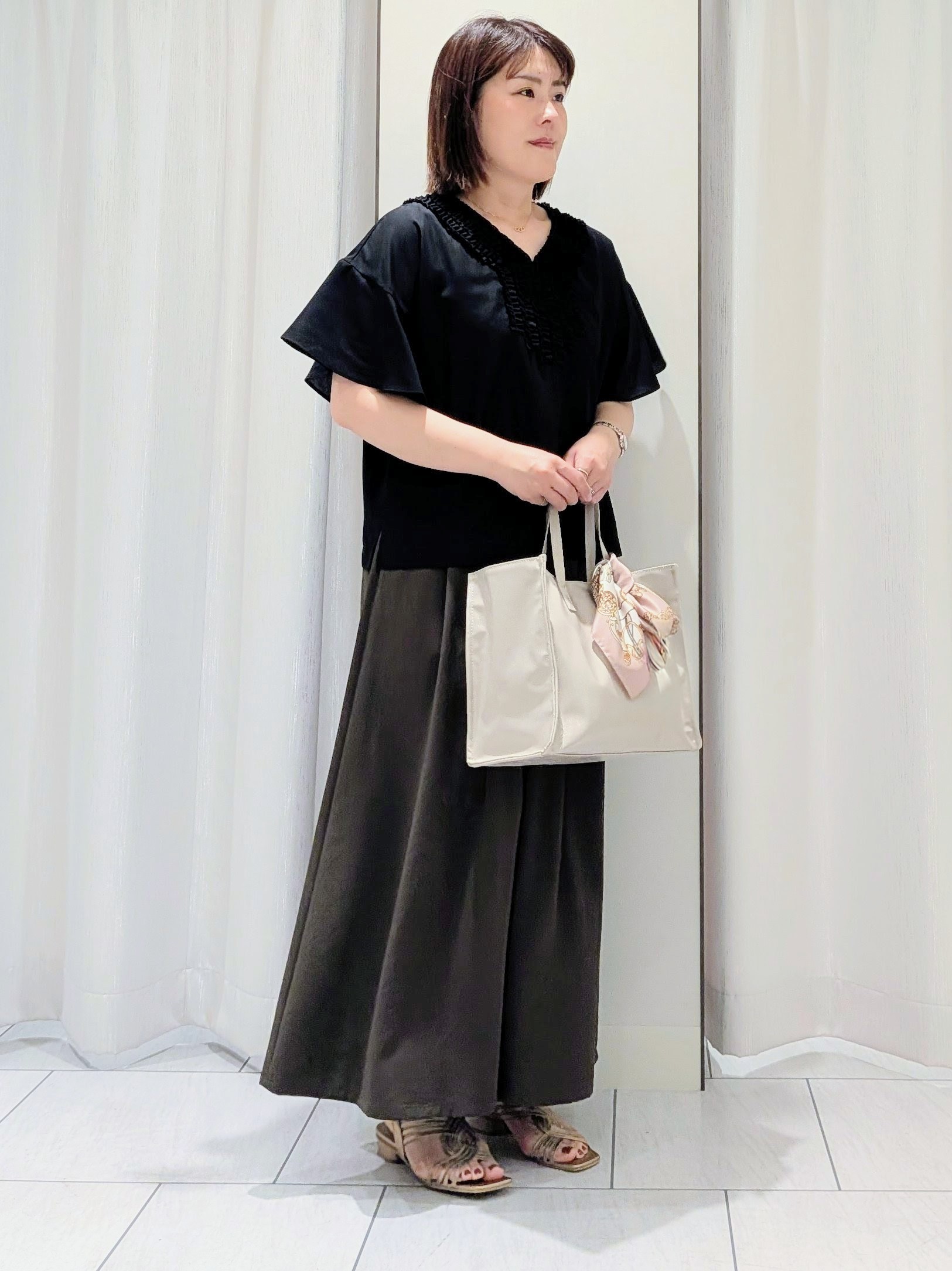 Onumaさんの「UNTITLED｜【接触冷感/通気性/洗える】Vネックフリルブラウス」を使ったコーディネート