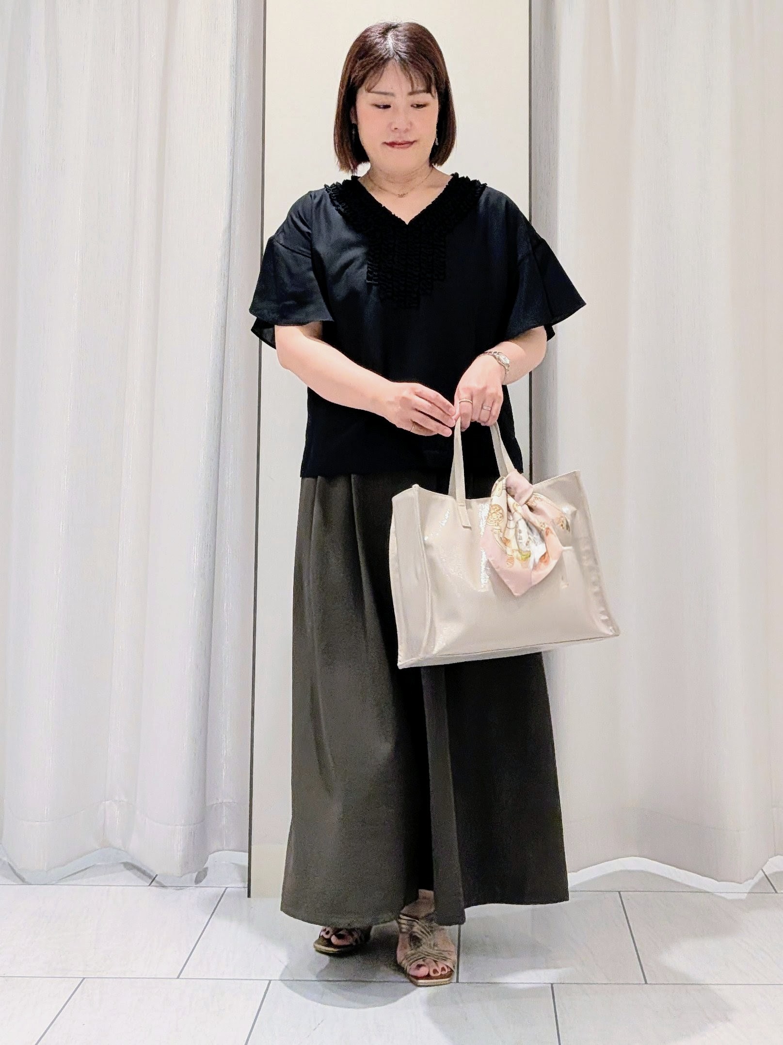 Onumaさんの「UNTITLED｜【接触冷感/通気性/洗える】Vネックフリルブラウス」を使ったコーディネート