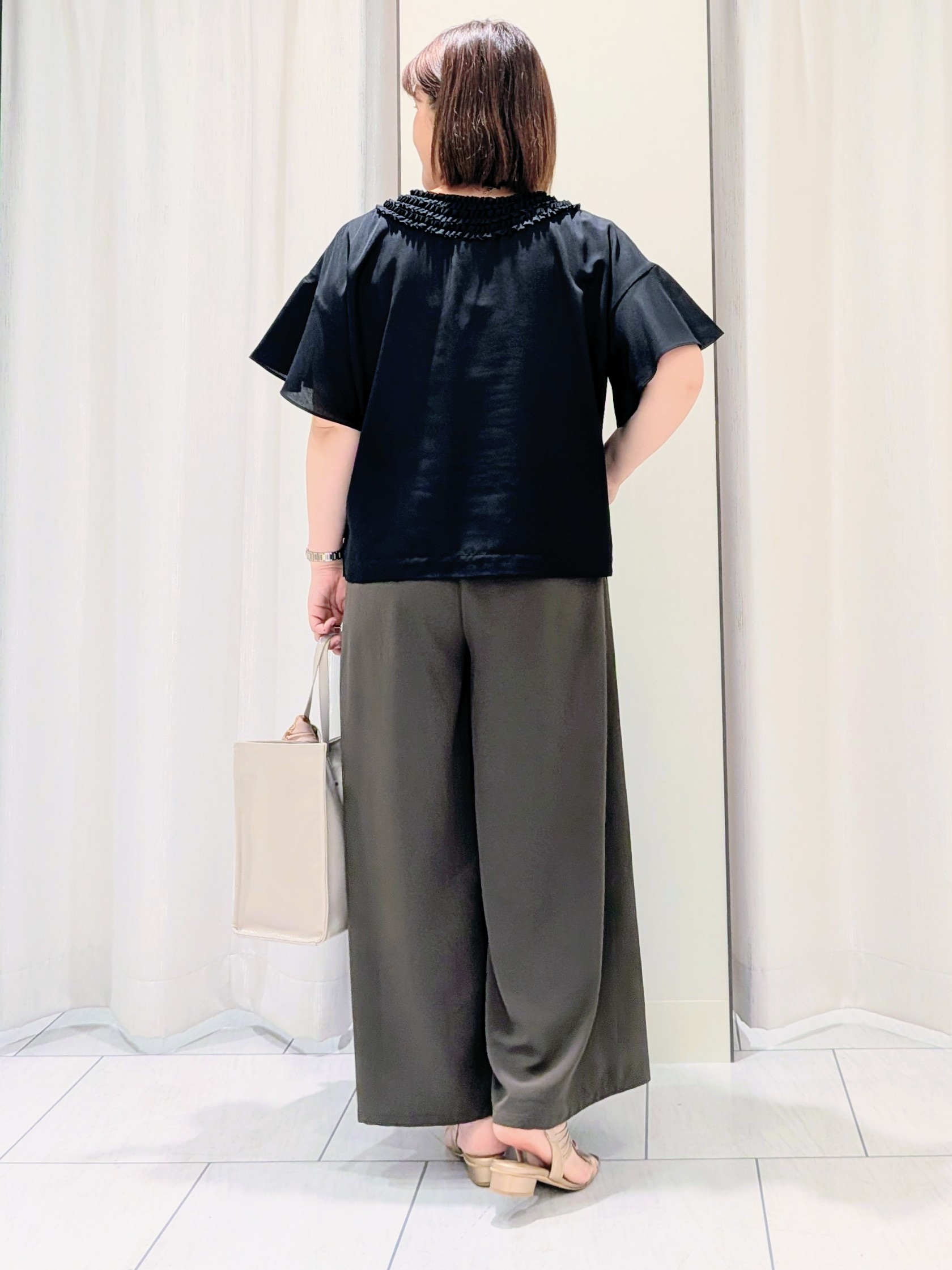 Onumaさんの「UNTITLED｜【接触冷感/通気性/洗える】Vネックフリルブラウス」を使ったコーディネート