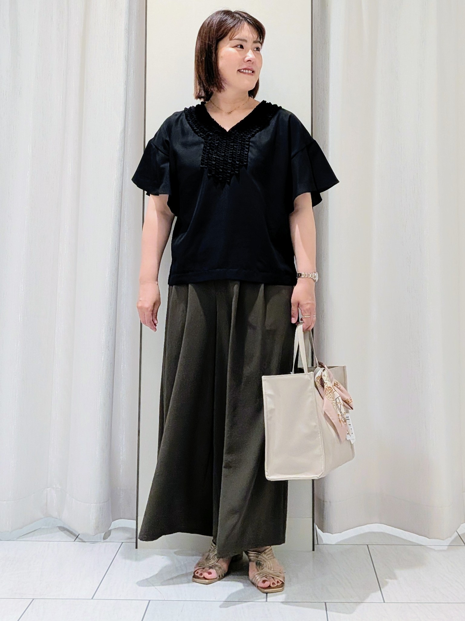 Onumaさんの「UNTITLED｜【接触冷感/通気性/洗える】Vネックフリルブラウス」を使ったコーディネート