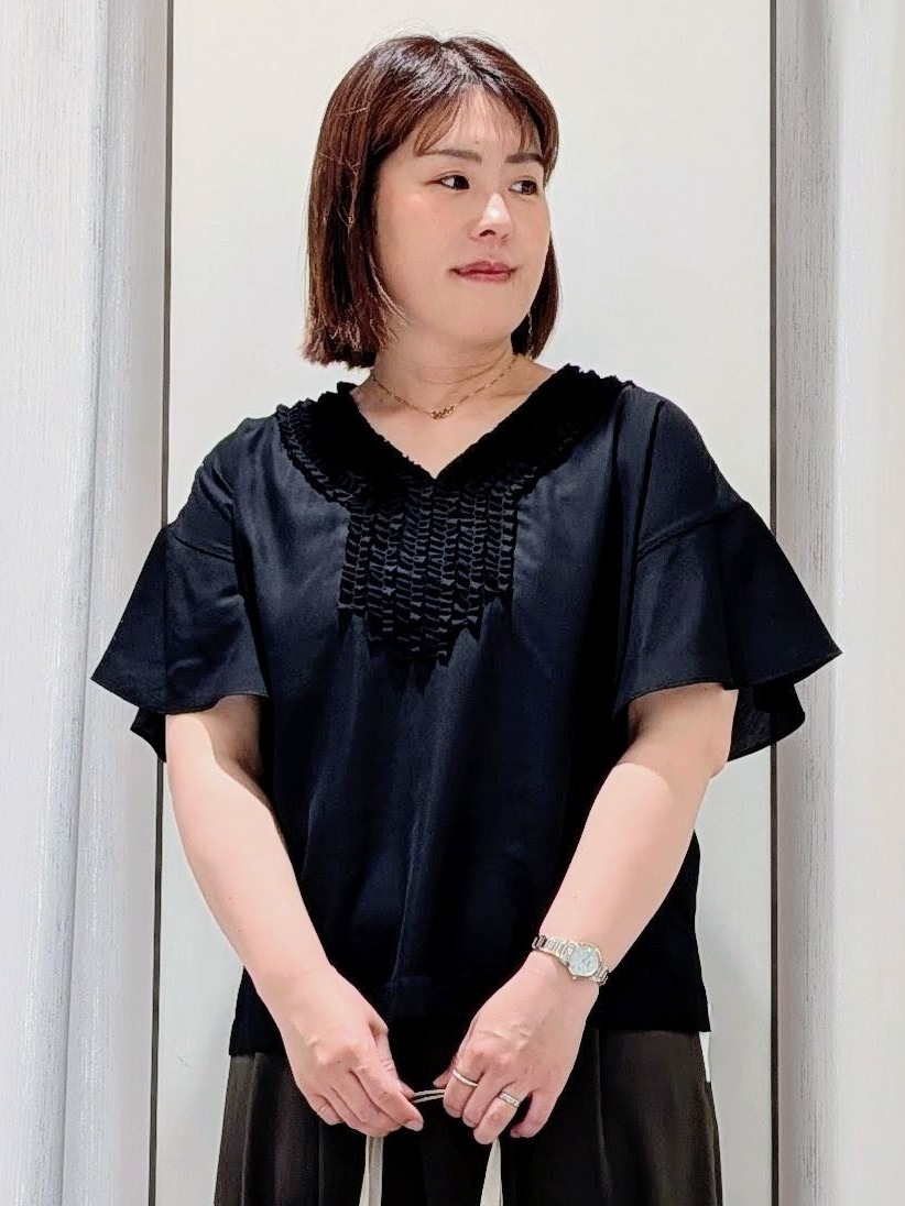 Onumaさんの「UNTITLED｜【接触冷感/通気性/洗える】Vネックフリルブラウス」を使ったコーディネート