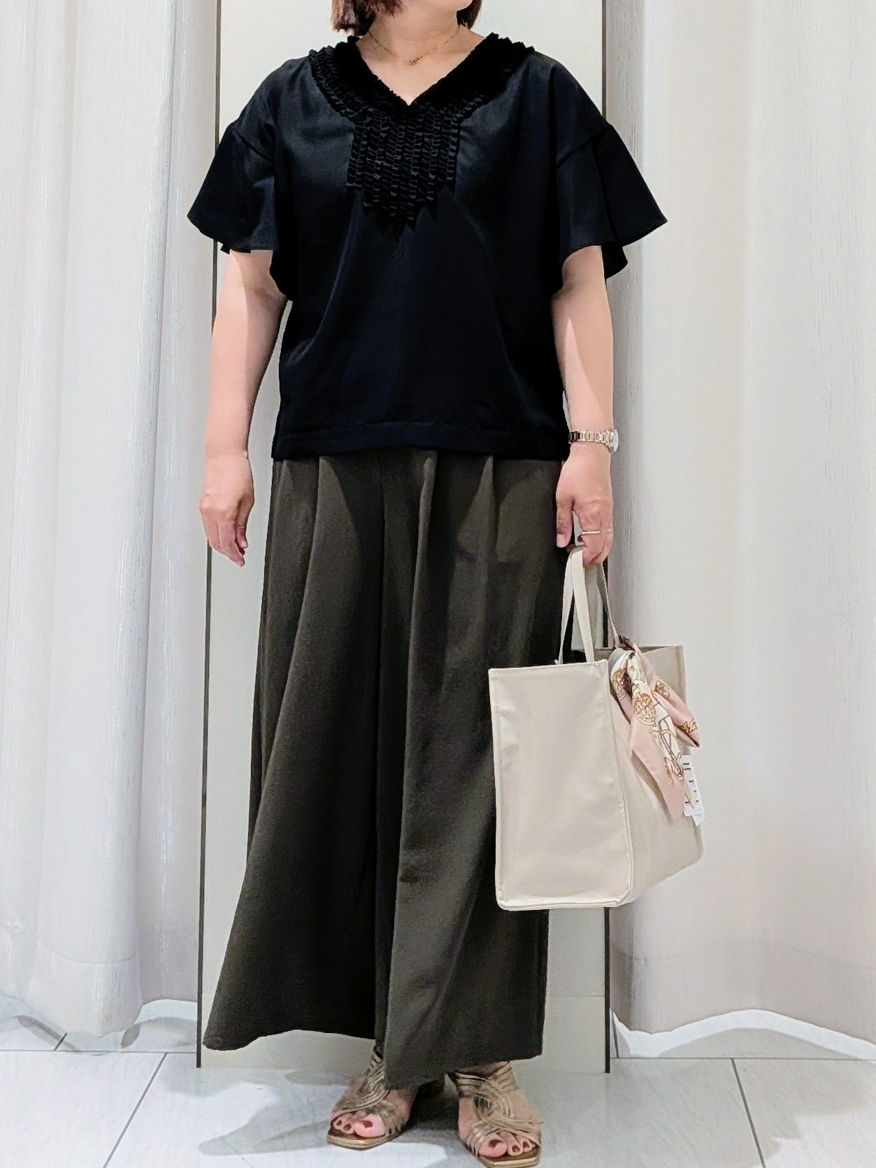 Onumaさんの「UNTITLED｜【接触冷感/通気性/洗える】Vネックフリルブラウス」を使ったコーディネート