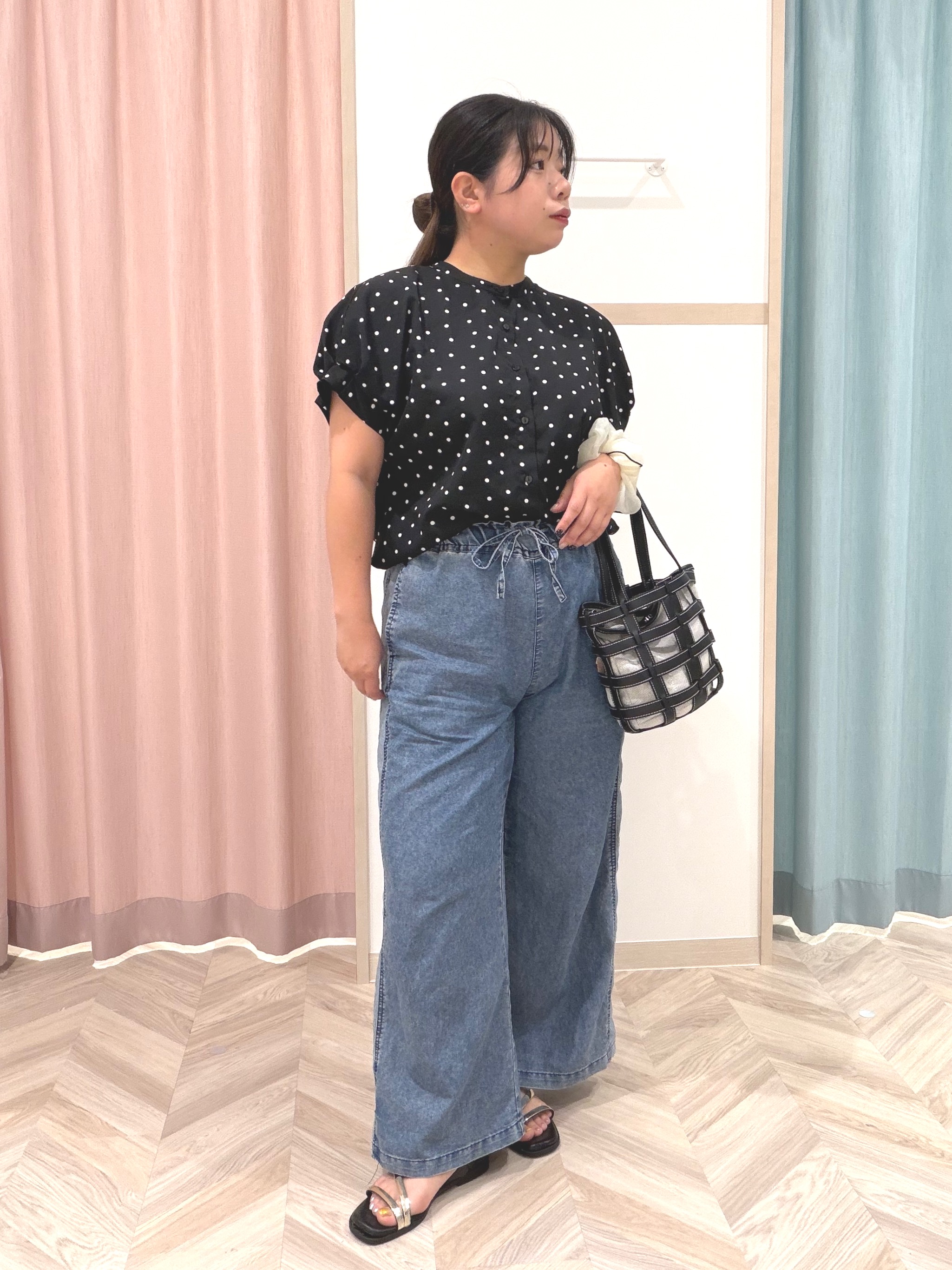 まちゃんなちゃんさんの「SHOO･LA･RUE｜【洗濯機可／洗濯後しわになりにくい】大人の甘さをプラスする ドット柄袖タックブラウス」を使ったコーディネート