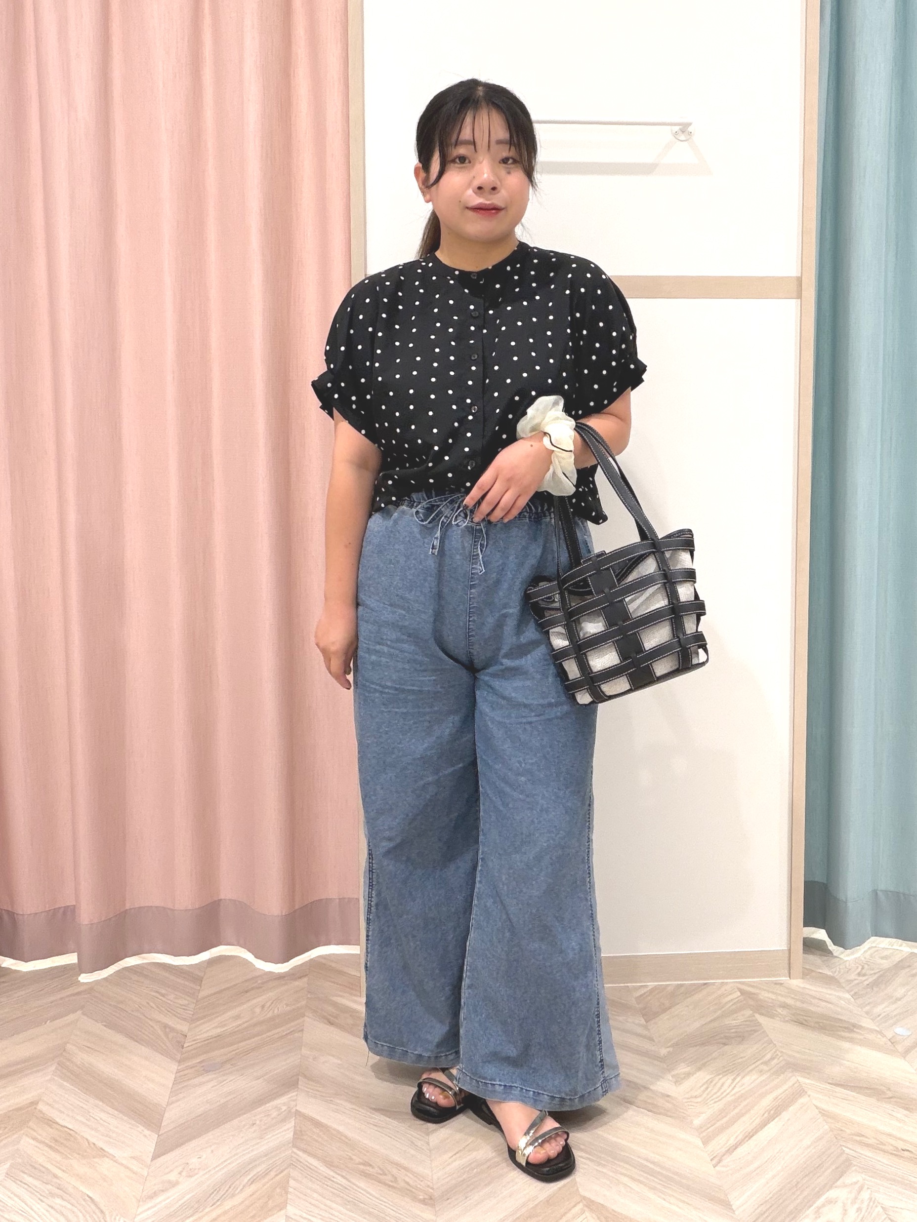 まちゃんなちゃんさんの「SHOO･LA･RUE｜【洗濯機可／洗濯後しわになりにくい】大人の甘さをプラスする ドット柄袖タックブラウス」を使ったコーディネート