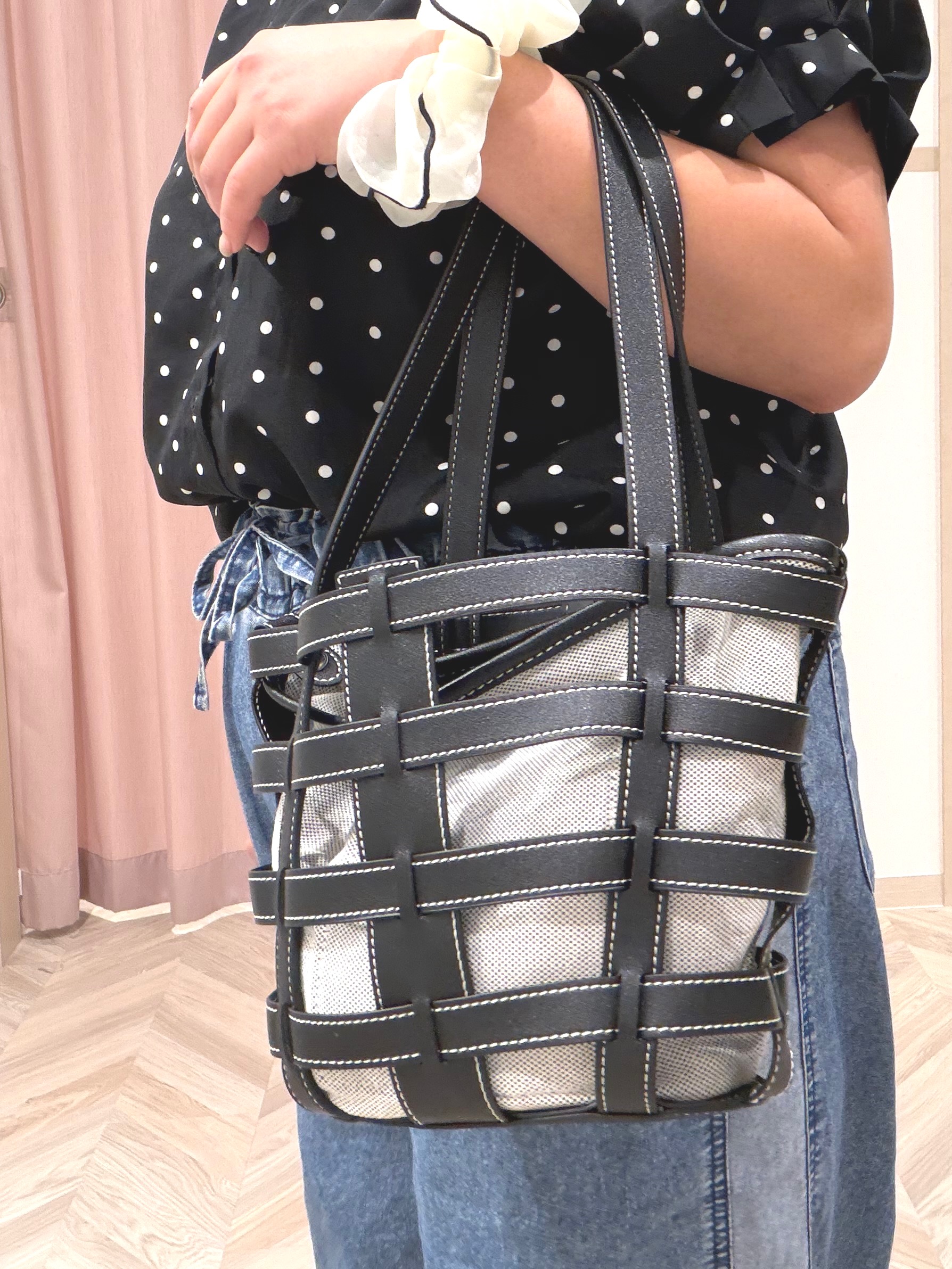 まちゃんなちゃんさんの「SHOO･LA･RUE｜【洗濯機可／洗濯後しわになりにくい】大人の甘さをプラスする ドット柄袖タックブラウス」を使ったコーディネート