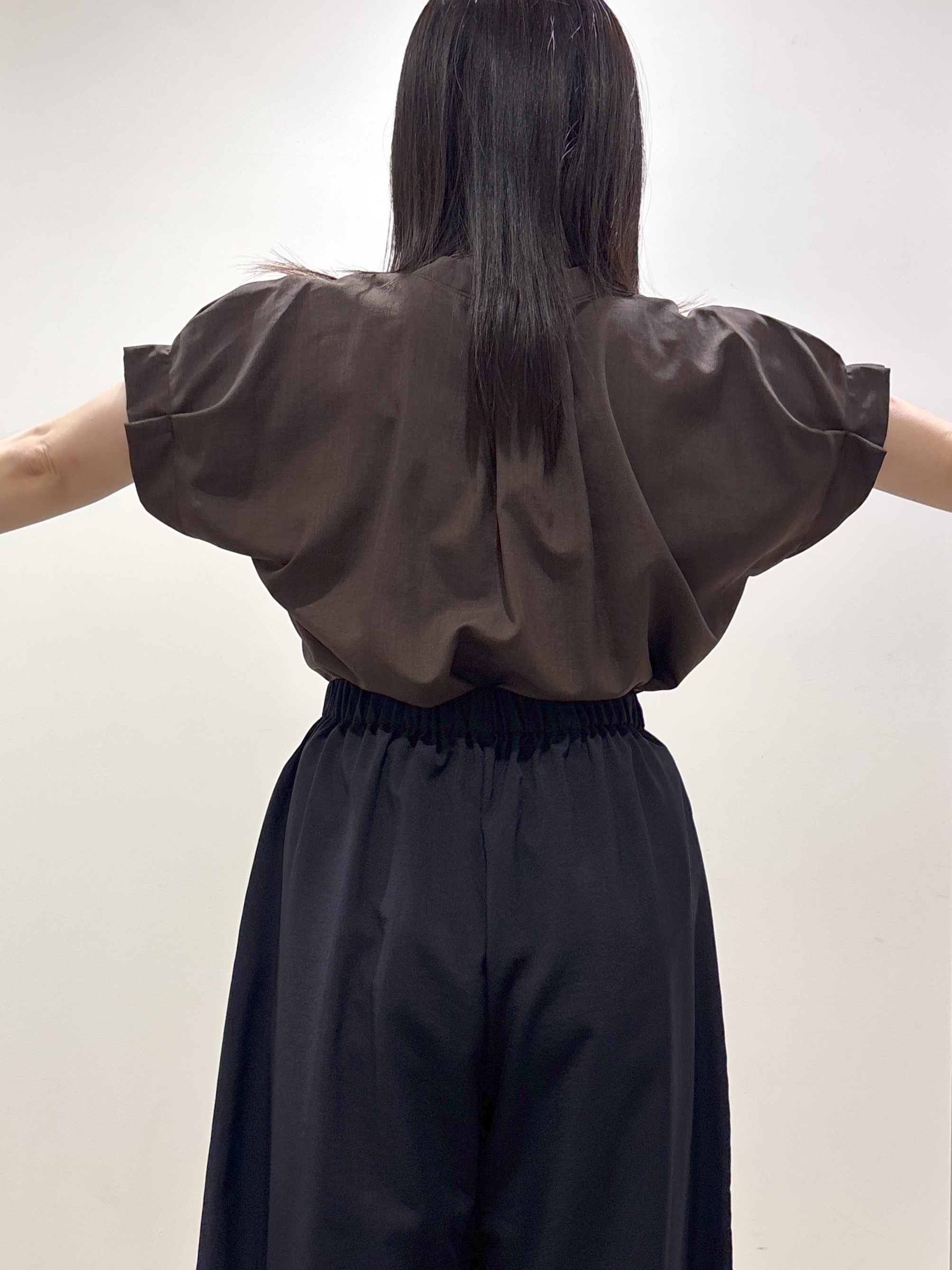 mameさんの「index｜【接触冷感／吸水速乾】タックスキッパーブラウス《防シワ／イージーアイロン／洗濯機OK／9col》」を使ったコーディネート