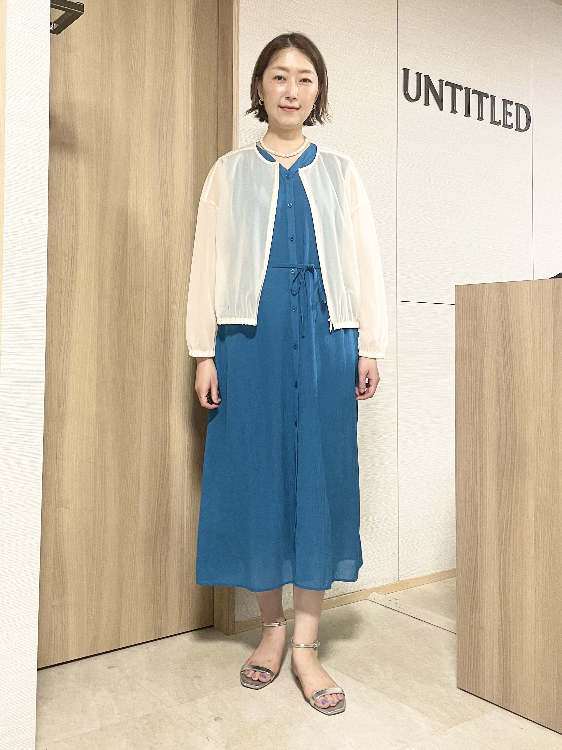 aliceさんの「UNTITLED｜【通気性/前開きボタン】シアーVネックワンピース」を使ったコーディネート