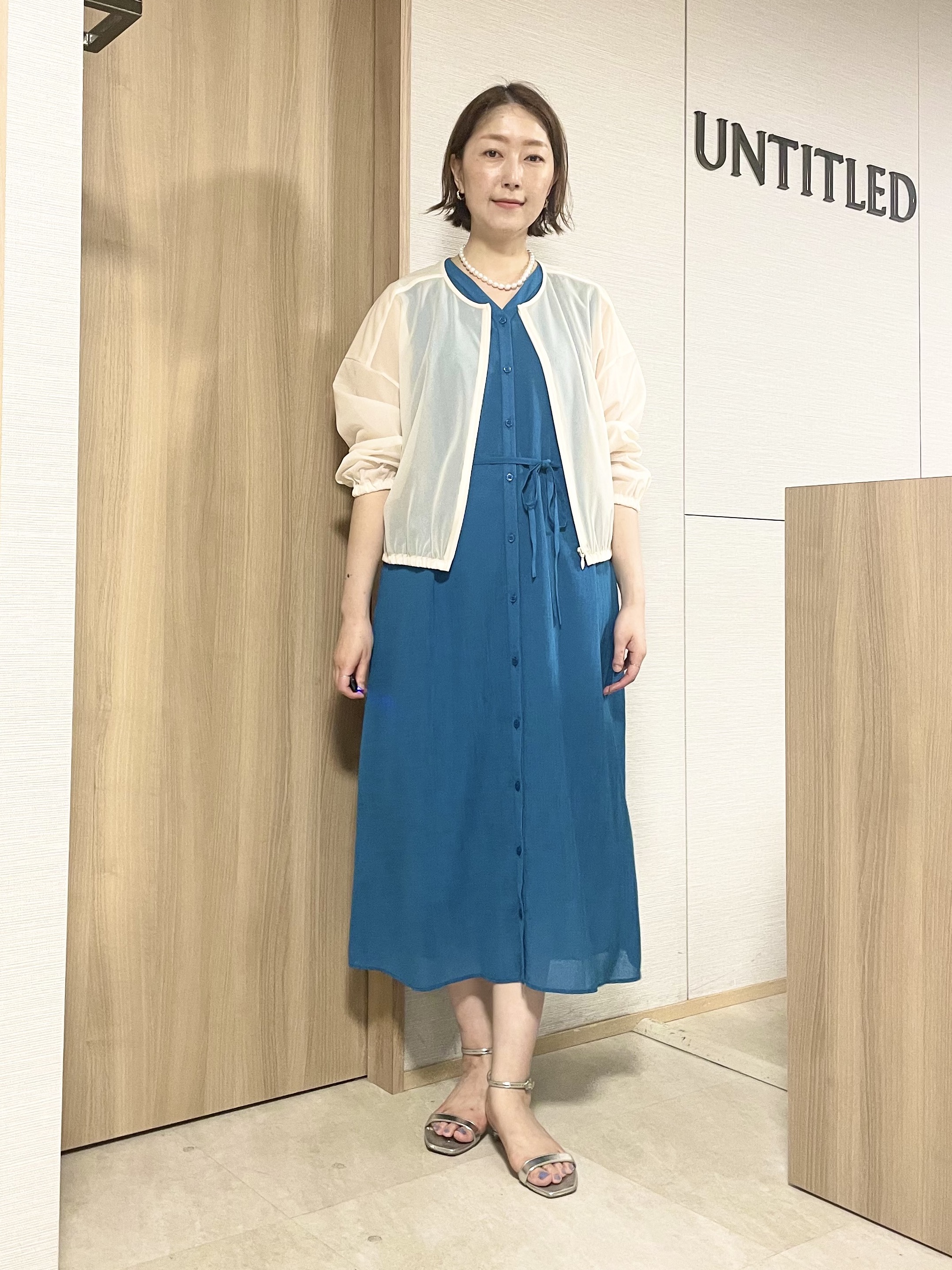 aliceさんの「UNTITLED｜【通気性/前開きボタン】シアーVネックワンピース」を使ったコーディネート