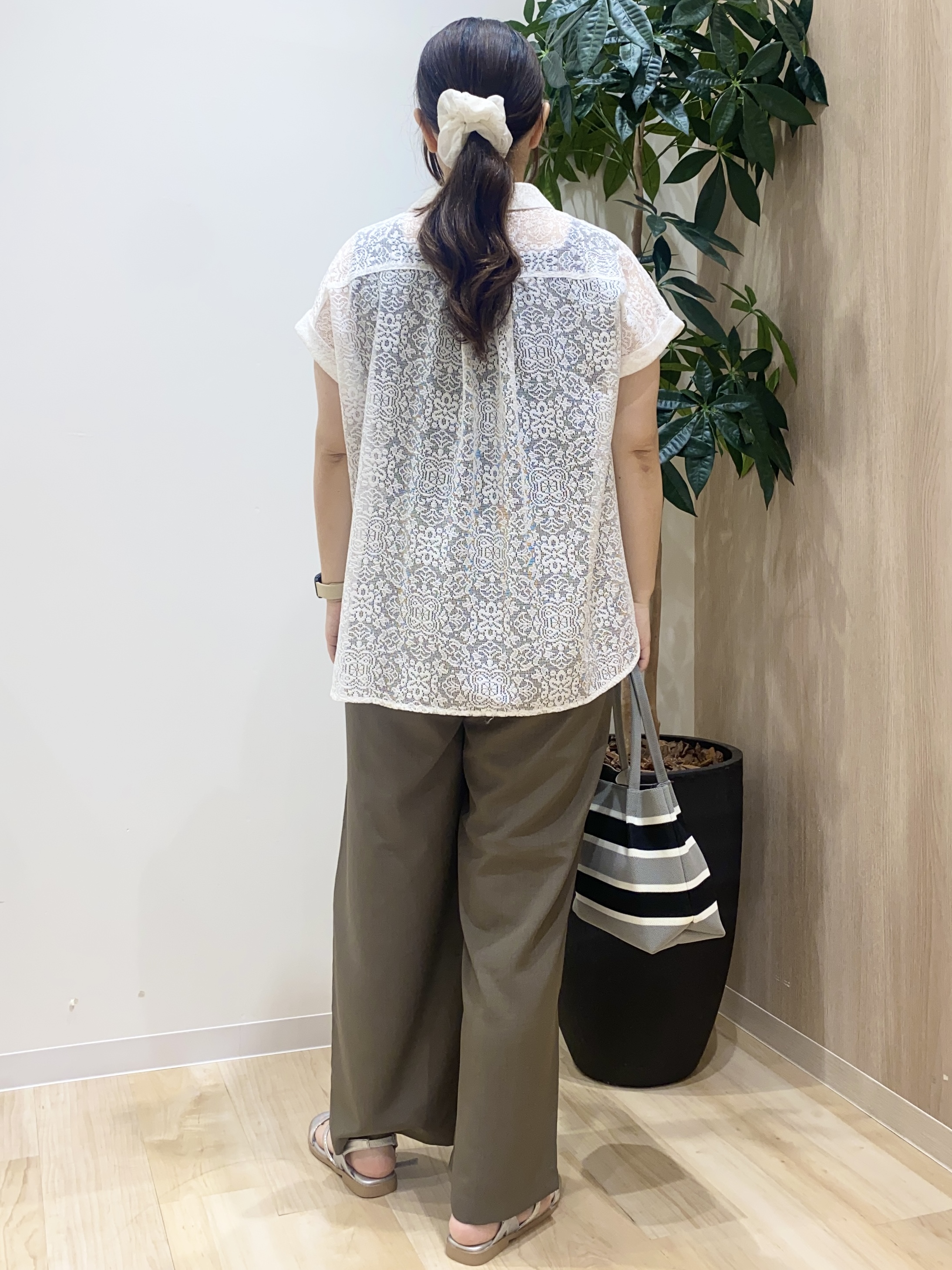 HANAさんの「grove｜【洗える・体型カバー】レースドルマンシャツ」を使ったコーディネート