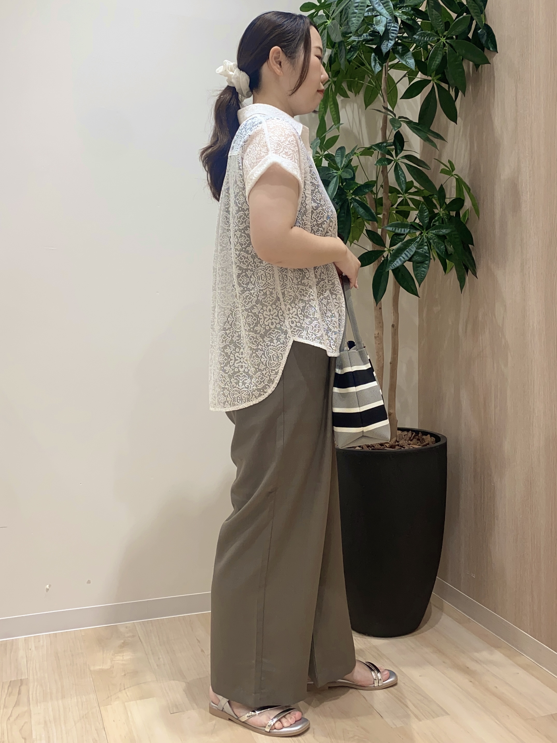HANAさんの「grove｜【洗える・体型カバー】レースドルマンシャツ」を使ったコーディネート