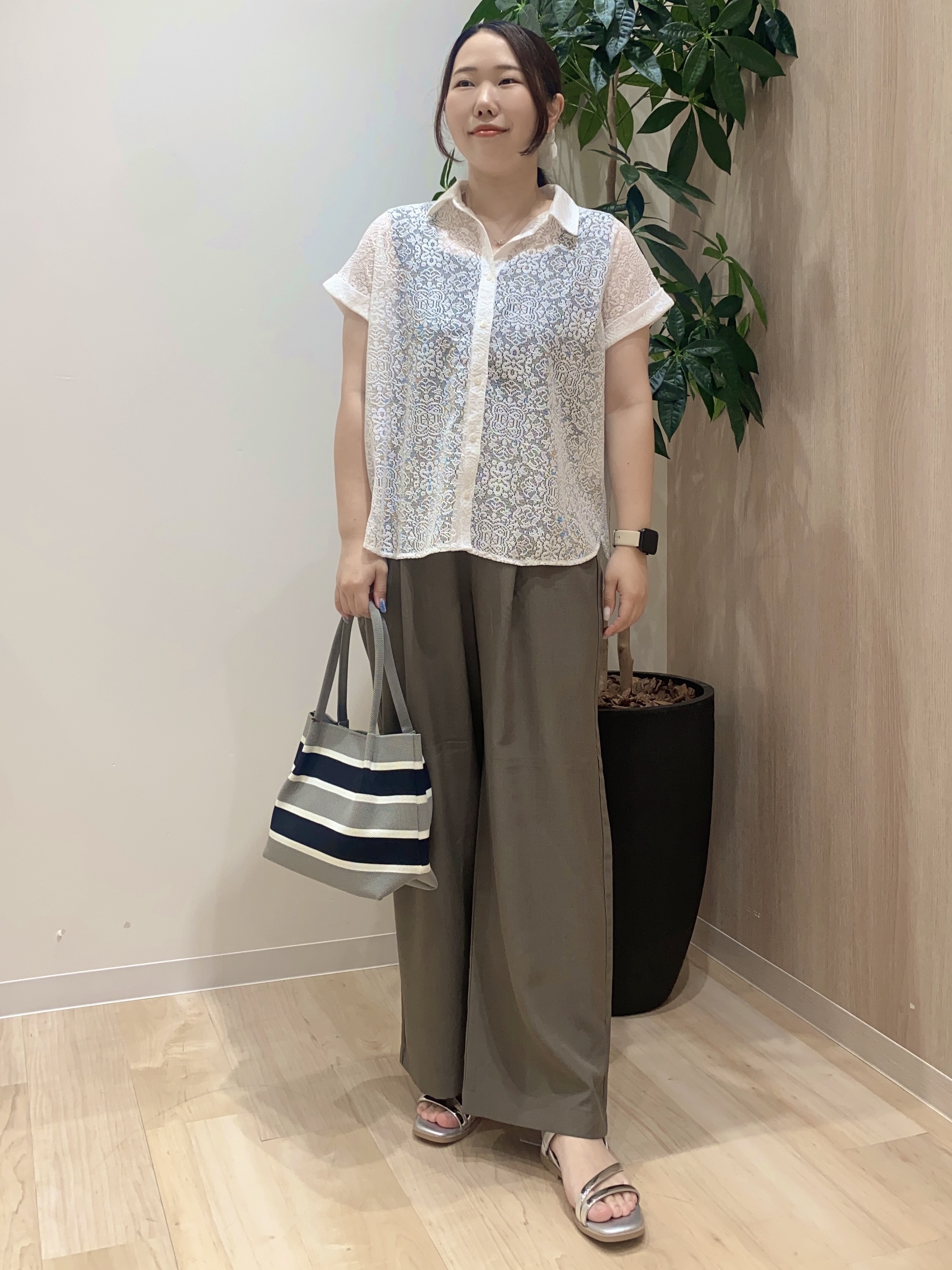 HANAさんの「grove｜【洗える・体型カバー】レースドルマンシャツ」を使ったコーディネート
