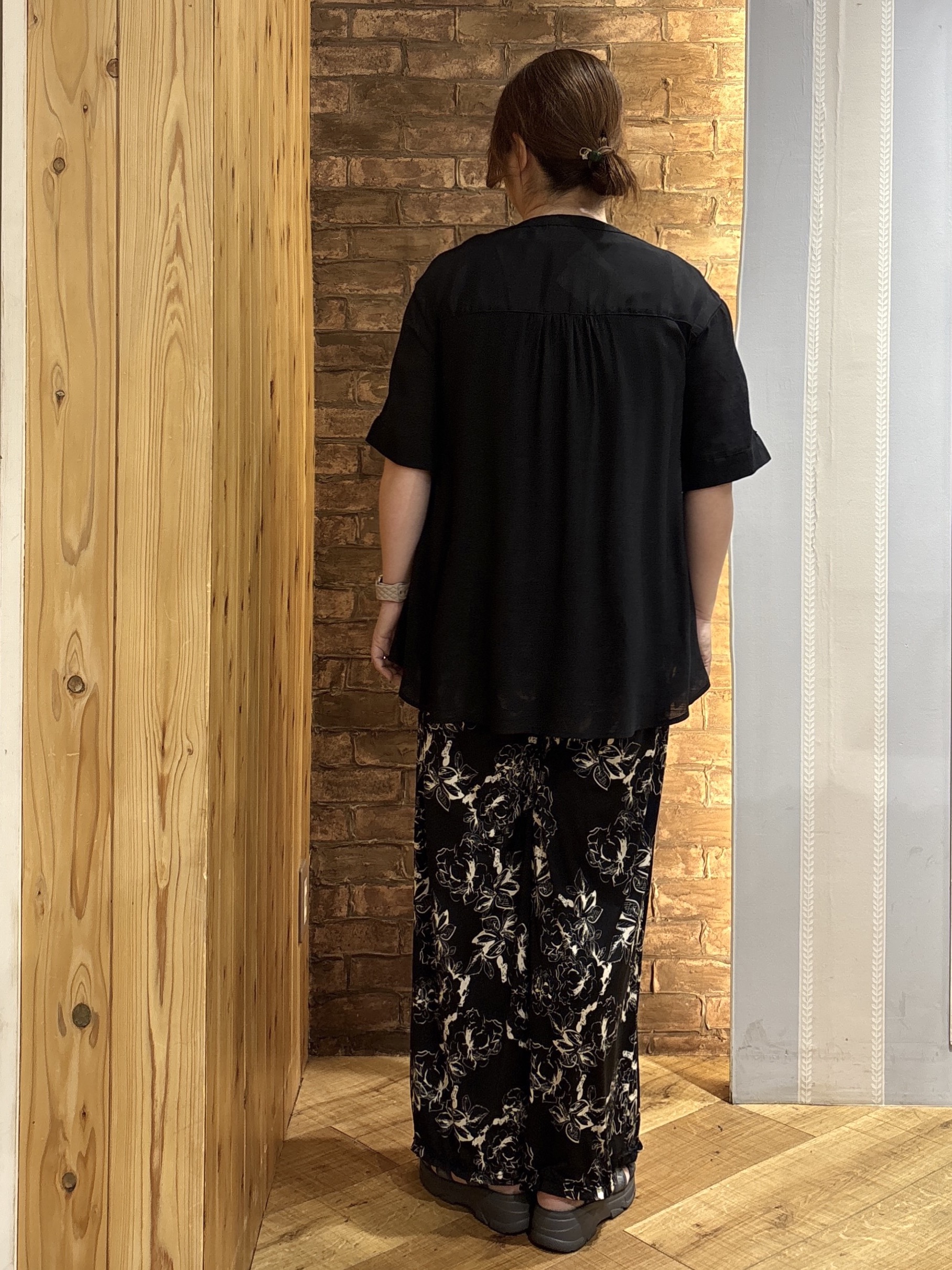 ゆかぴさんの「SHOO･LA･RUE｜【ひんやり/UV】お袖の長さが調整出来る シャーリングスキッパーブラウス」を使ったコーディネート