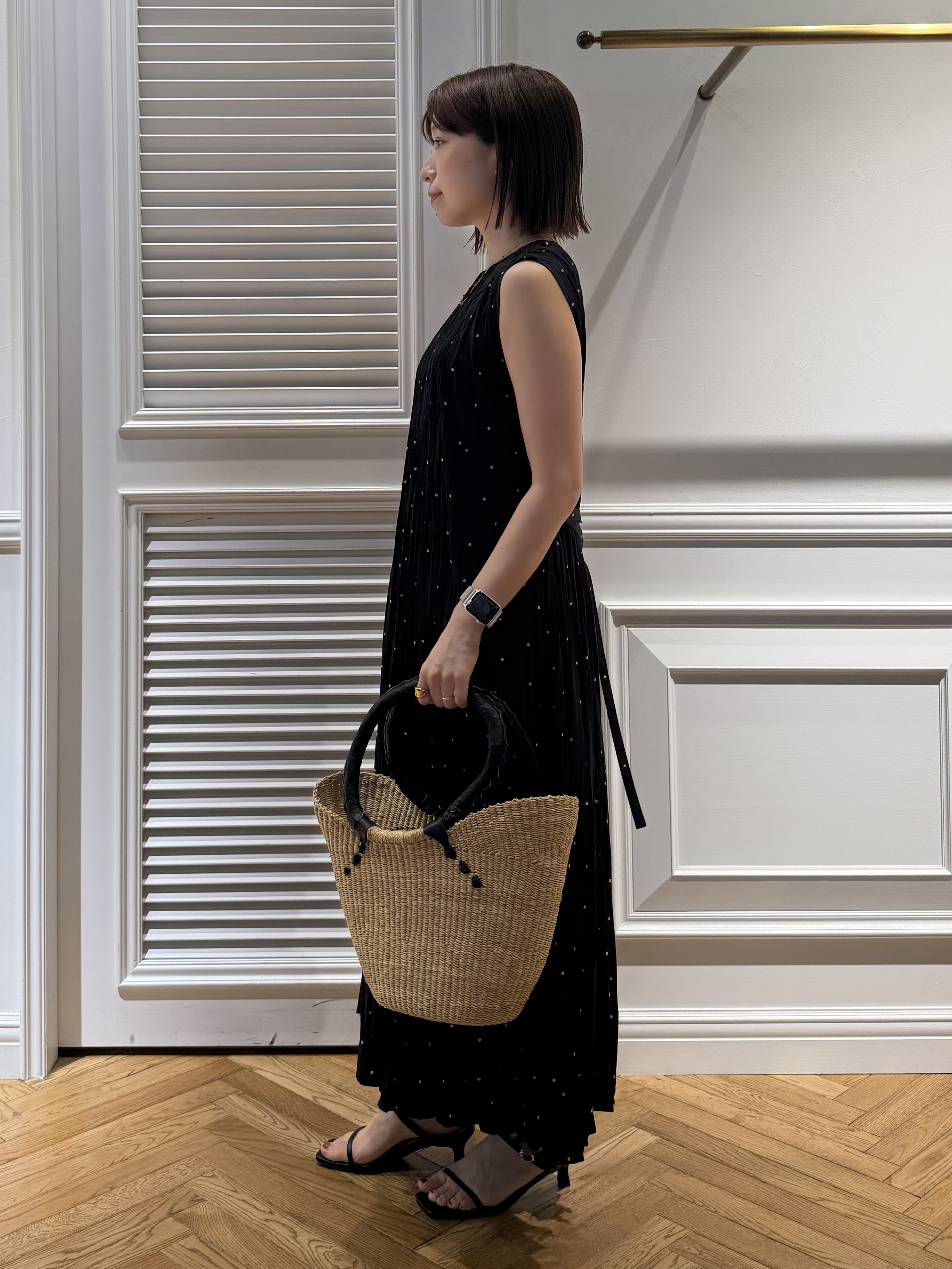 つじ まこさんの「DRESSTERIOR｜【ウォッシャブル/2WAYシルエット】ノースリーブプリーツワンピース」を使ったコーディネート