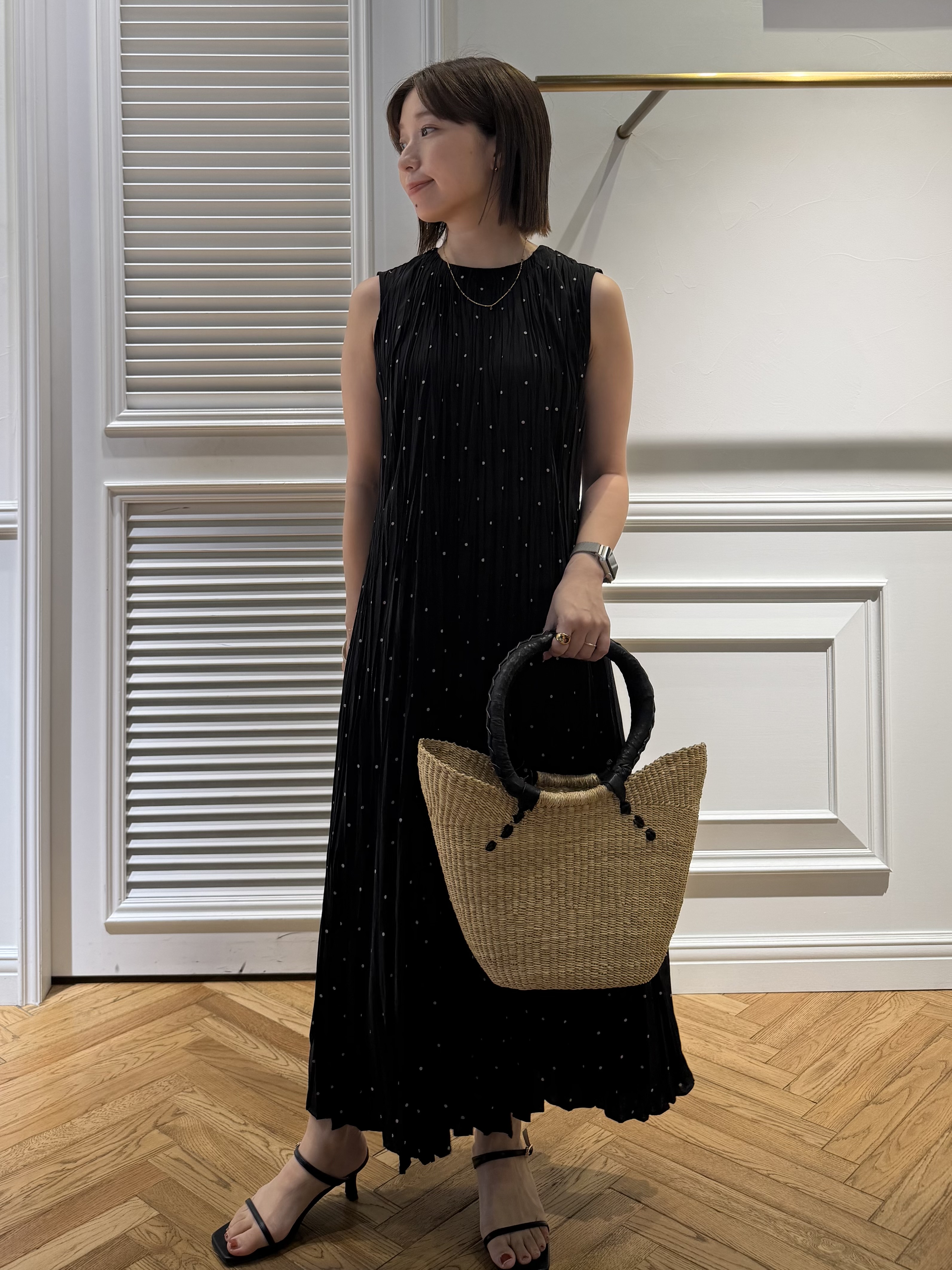 つじ まこさんの「DRESSTERIOR｜【ウォッシャブル/2WAYシルエット】ノースリーブプリーツワンピース」を使ったコーディネート