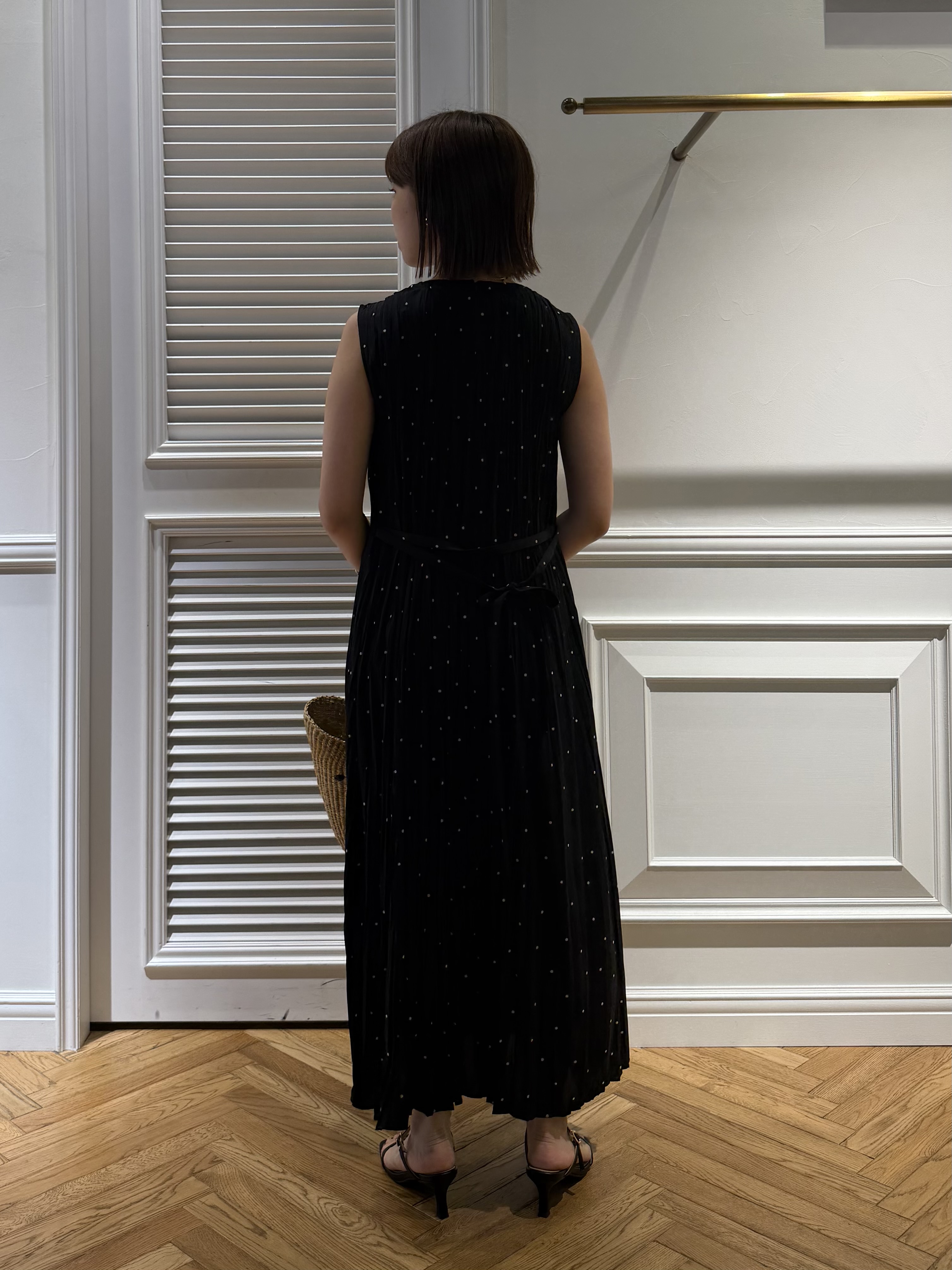 つじ まこさんの「DRESSTERIOR｜【ウォッシャブル/2WAYシルエット】ノースリーブプリーツワンピース」を使ったコーディネート