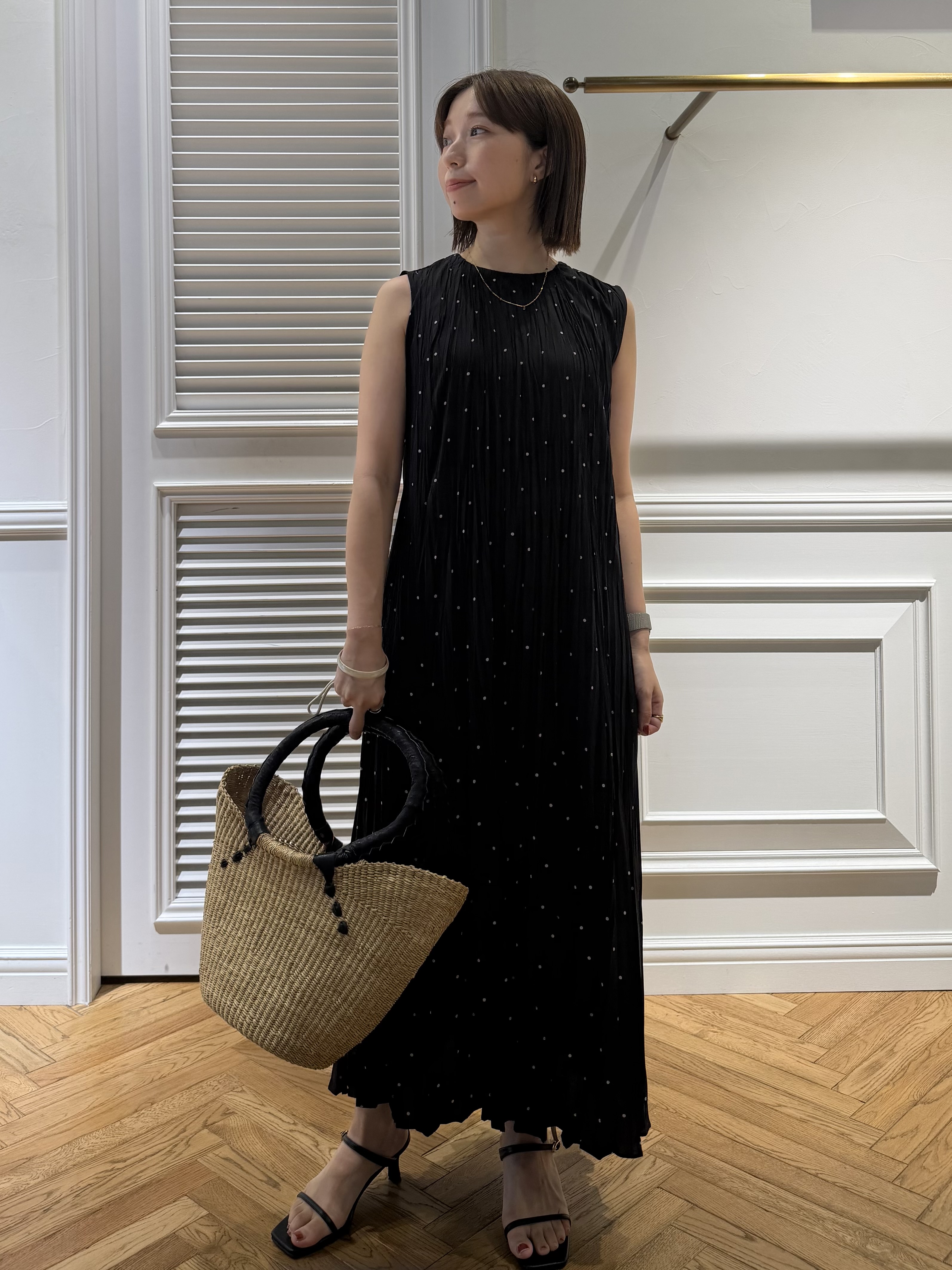 つじ まこさんの「DRESSTERIOR｜【ウォッシャブル/2WAYシルエット】ノースリーブプリーツワンピース」を使ったコーディネート