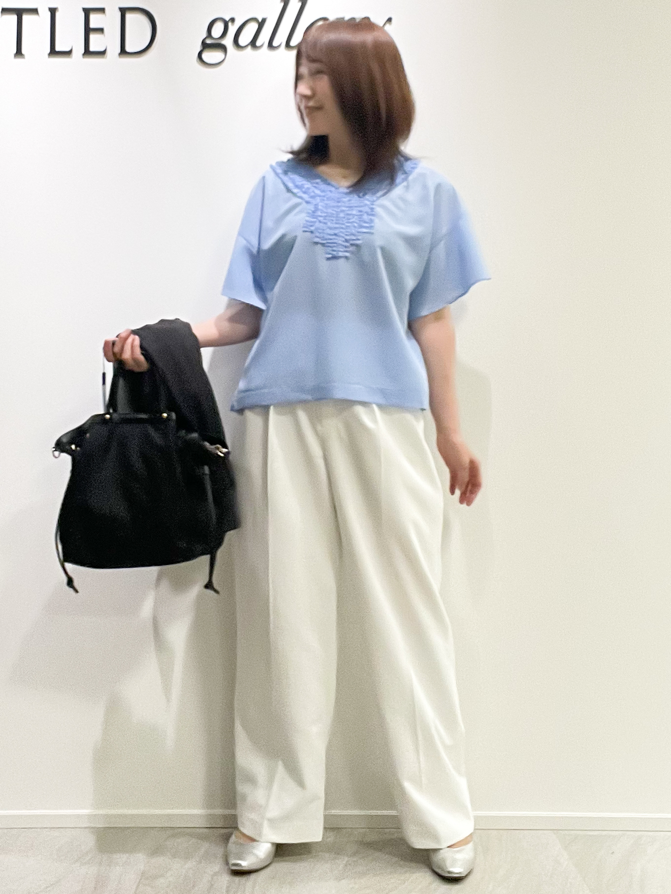 めいさんの「UNTITLED｜【接触冷感/通気性/洗える】Vネックフリルブラウス」を使ったコーディネート