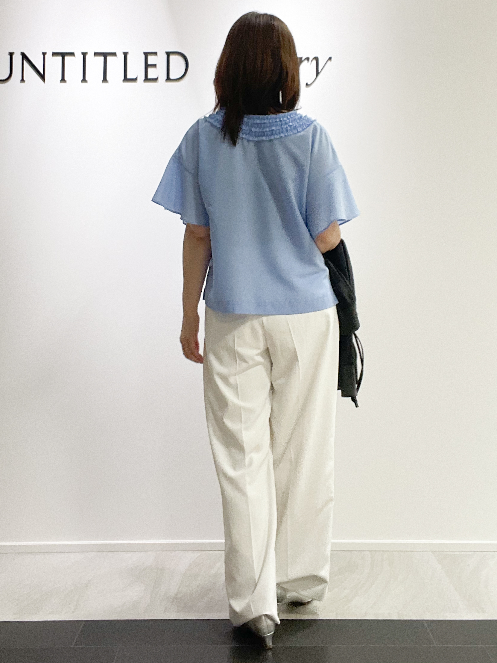 めいさんの「UNTITLED｜【接触冷感/通気性/洗える】Vネックフリルブラウス」を使ったコーディネート