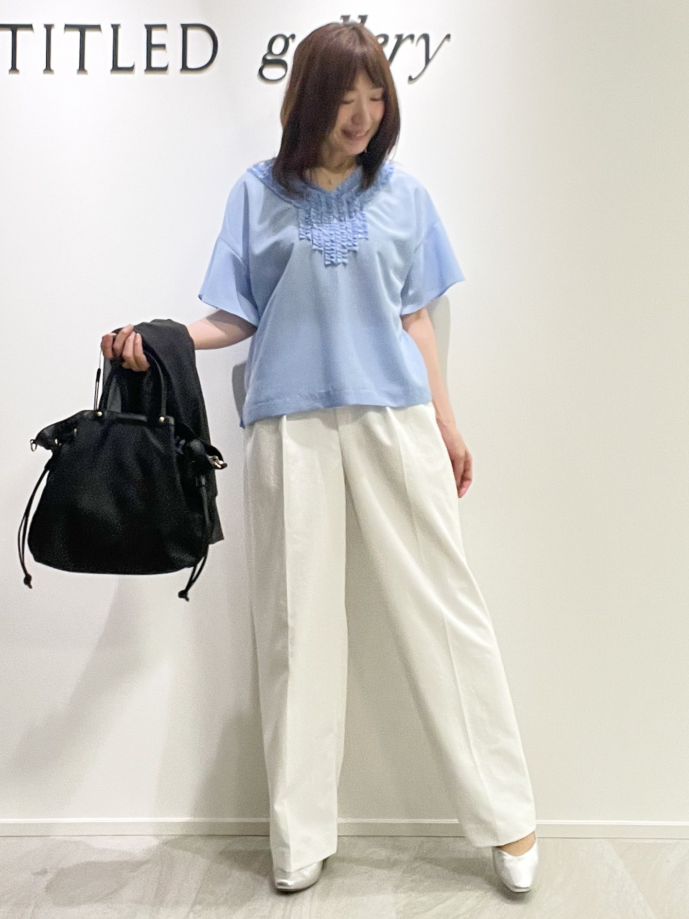 めいさんの「UNTITLED｜【接触冷感/通気性/洗える】Vネックフリルブラウス」を使ったコーディネート
