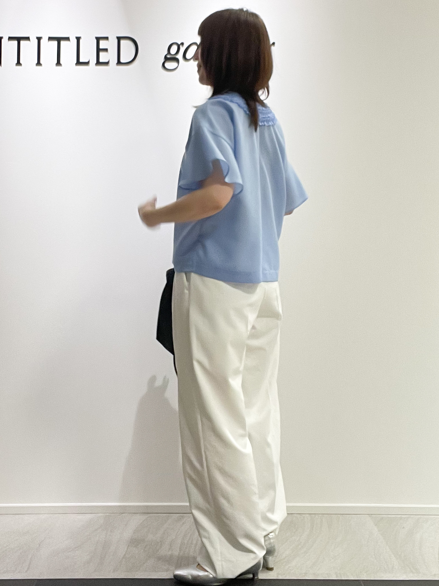 めいさんの「UNTITLED｜【接触冷感/通気性/洗える】Vネックフリルブラウス」を使ったコーディネート