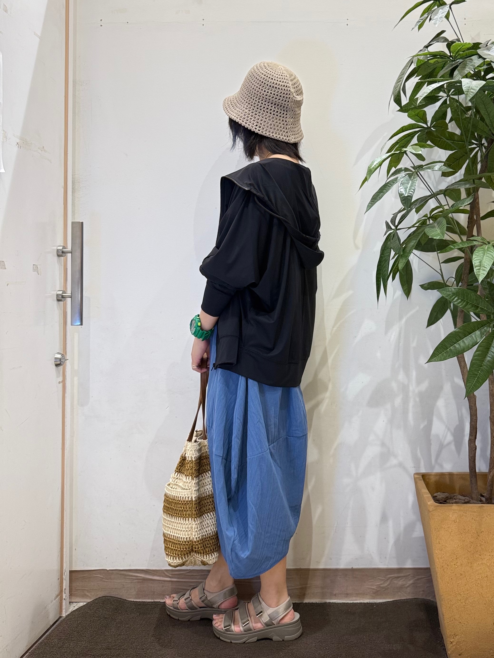 misakiさんの「SHOO･LA･RUE｜【ひんやり/UV/S-LL/洗濯機可】手の甲から首元まで隠れる 指穴つき ドルマンパーカー」を使ったコーディネート