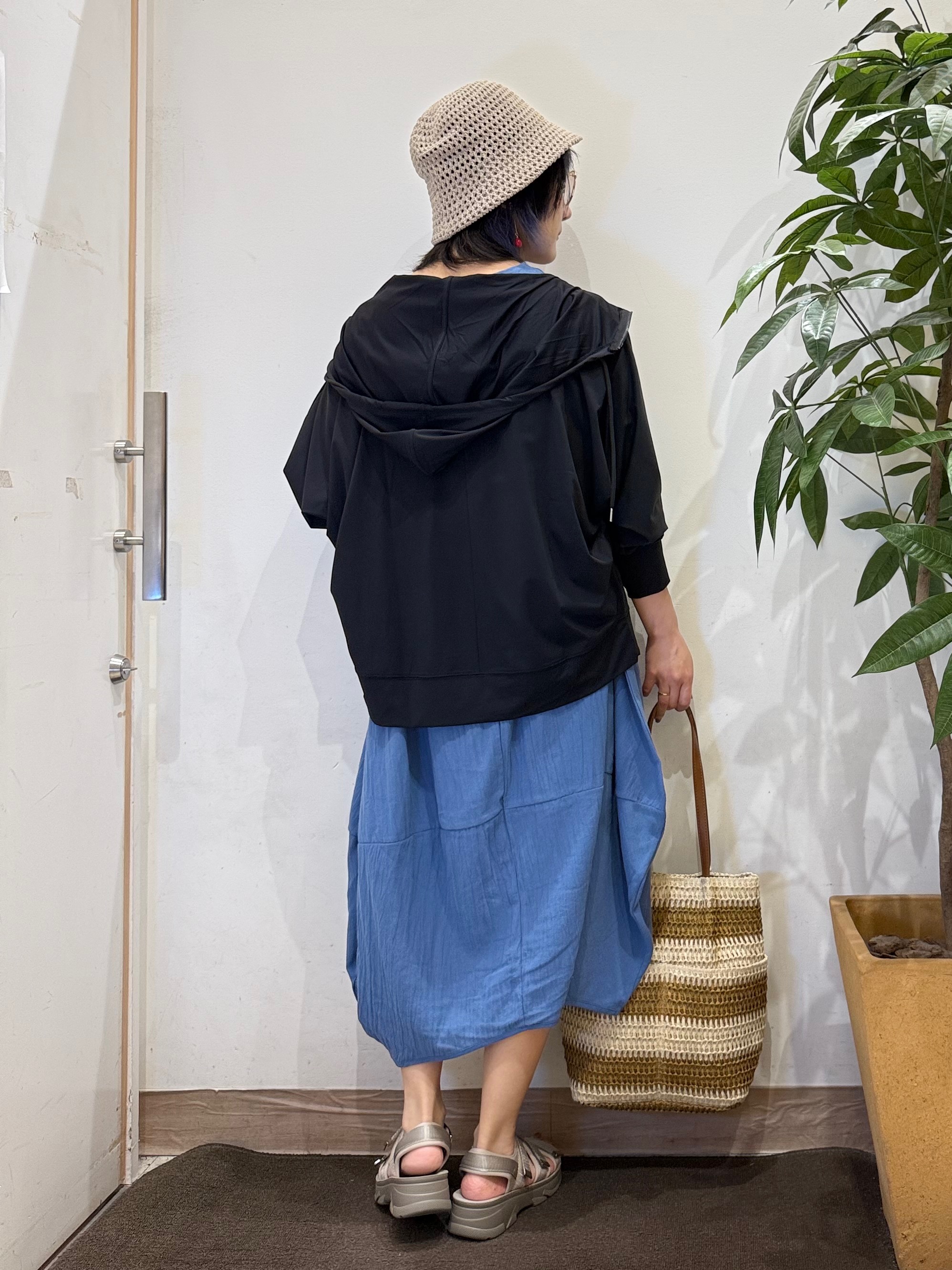 misakiさんの「SHOO･LA･RUE｜【ひんやり/UV/S-LL/洗濯機可】手の甲から首元まで隠れる 指穴つき ドルマンパーカー」を使ったコーディネート