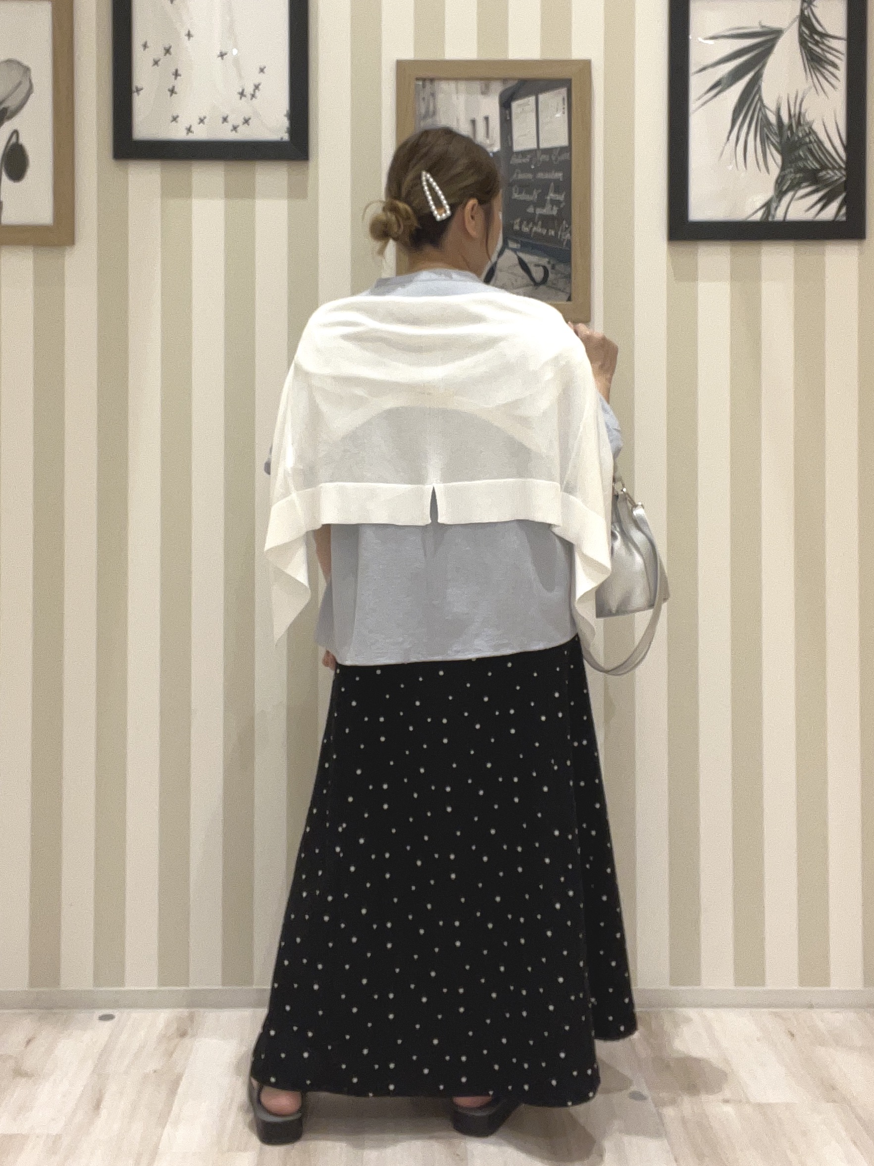 mさんの「SHOO･LA･RUE｜【ひんやり/洗濯機可/S-LL】オンにもオフにも マルチに使えるボタンレスカーディガン」を使ったコーディネート
