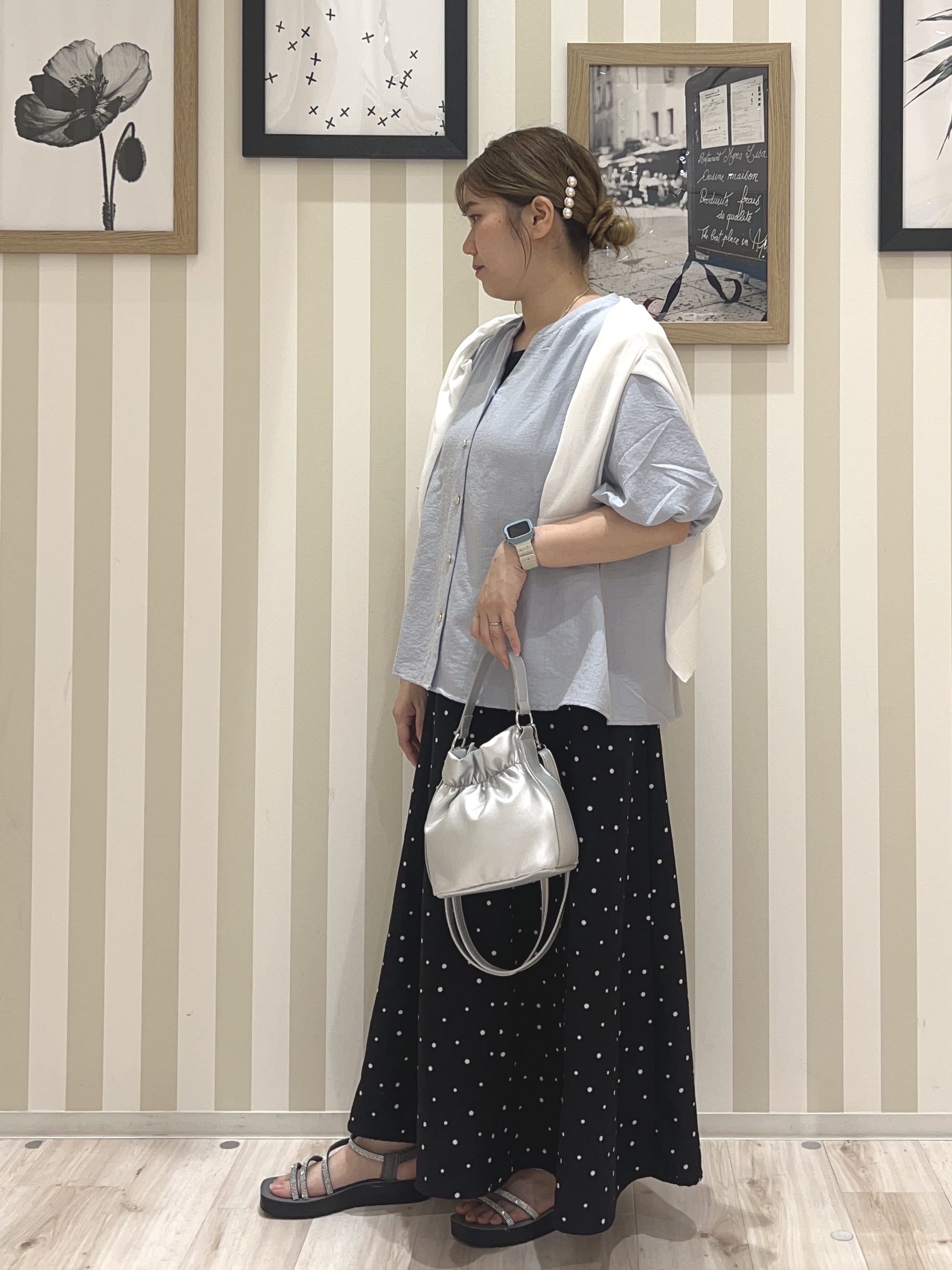 mさんの「SHOO･LA･RUE｜【ひんやり/洗濯機可/S-LL】オンにもオフにも マルチに使えるボタンレスカーディガン」を使ったコーディネート