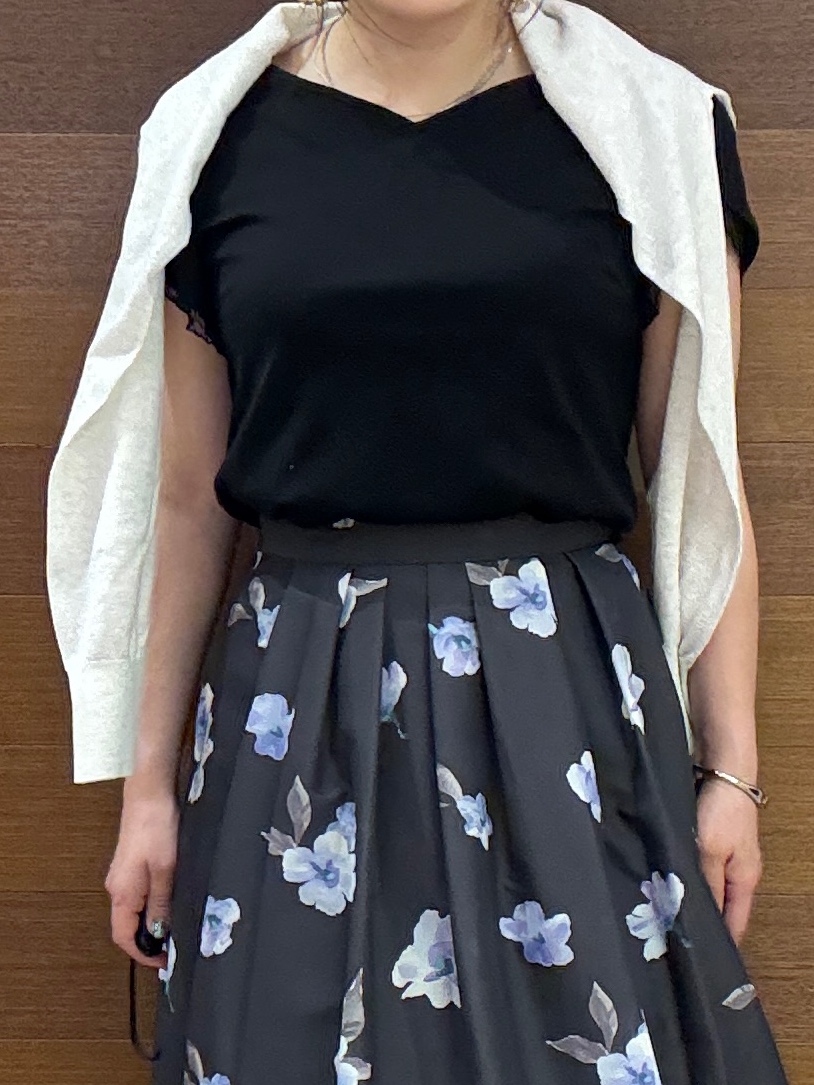 maichiさんの「OPAQUE.CLIP｜【接触冷感】ビジューボタンカーディガン《抗ピリング／洗濯機OK》」を使ったコーディネート