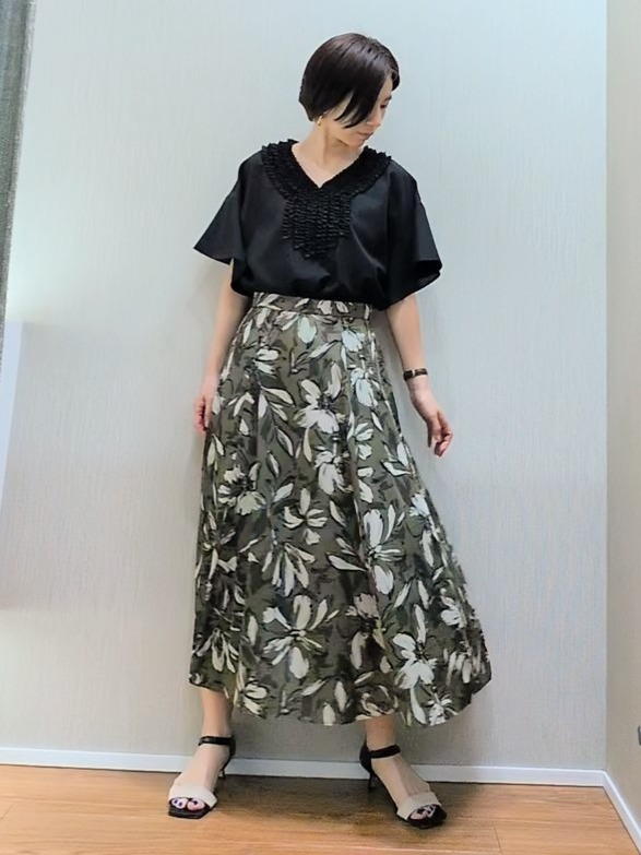 ミズタさんの「UNTITLED｜【接触冷感/通気性/洗える】Vネックフリルブラウス」を使ったコーディネート