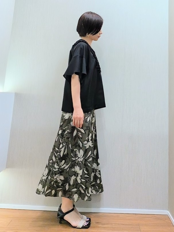 ミズタさんの「UNTITLED｜【接触冷感/通気性/洗える】Vネックフリルブラウス」を使ったコーディネート