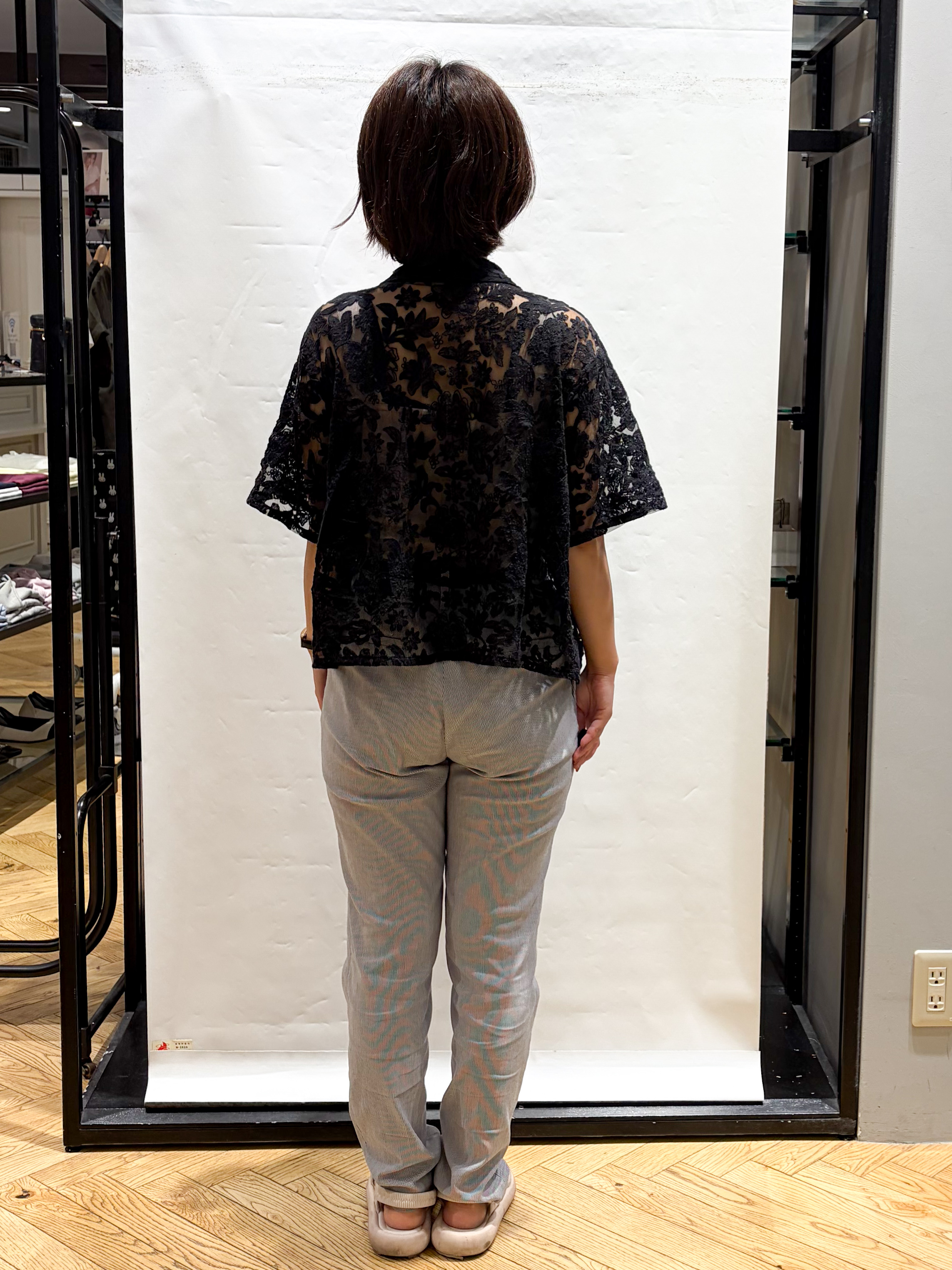 グッチさんの「index｜フラワー刺繍シアーシャツ【洗濯機OK／イージーアイロン】」を使ったコーディネート