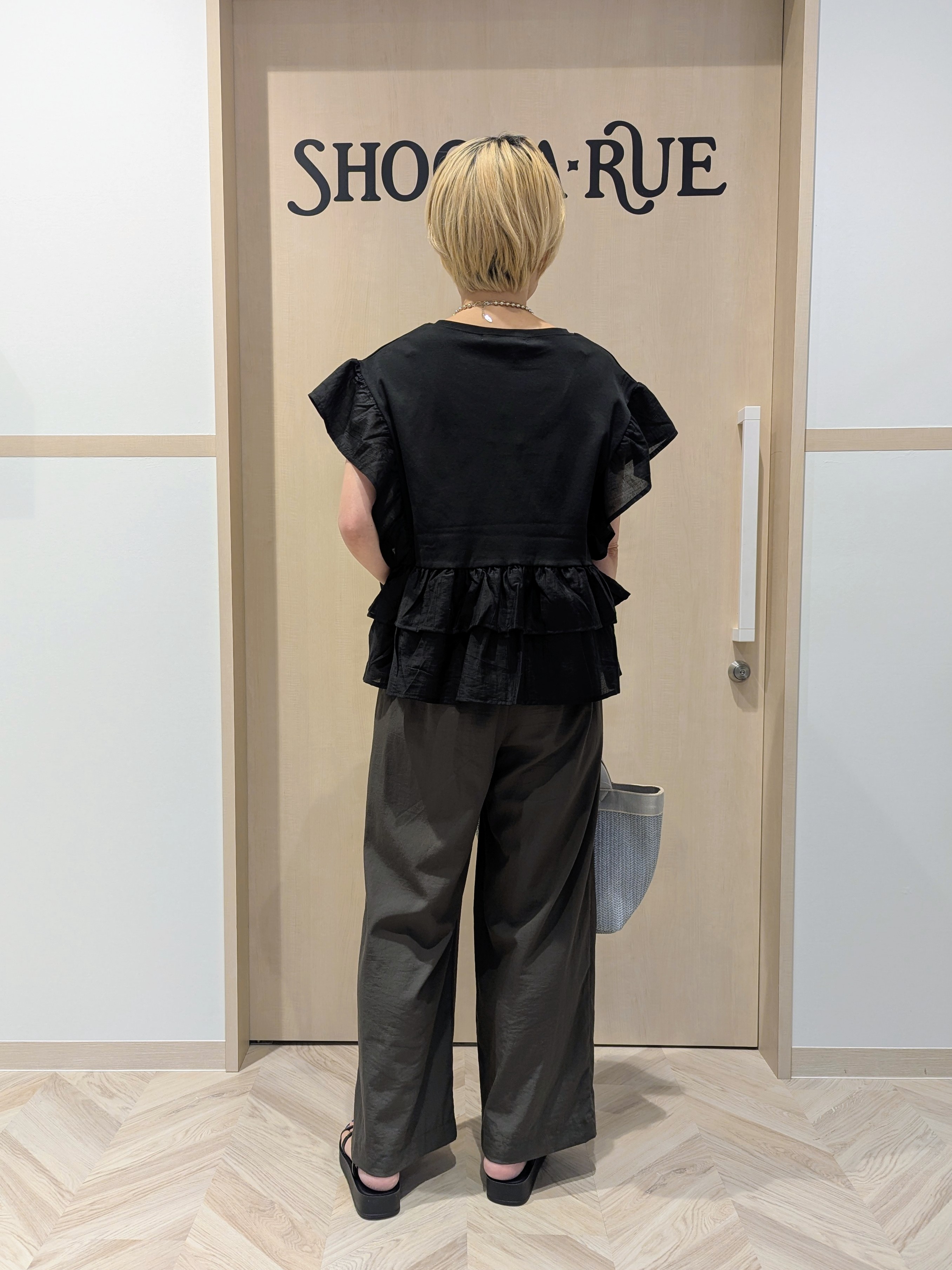 chieさんの「SHOO･LA･RUE｜【S-LL/洗濯機可】着るだけで決まる 主役級フリルトップス」を使ったコーディネート