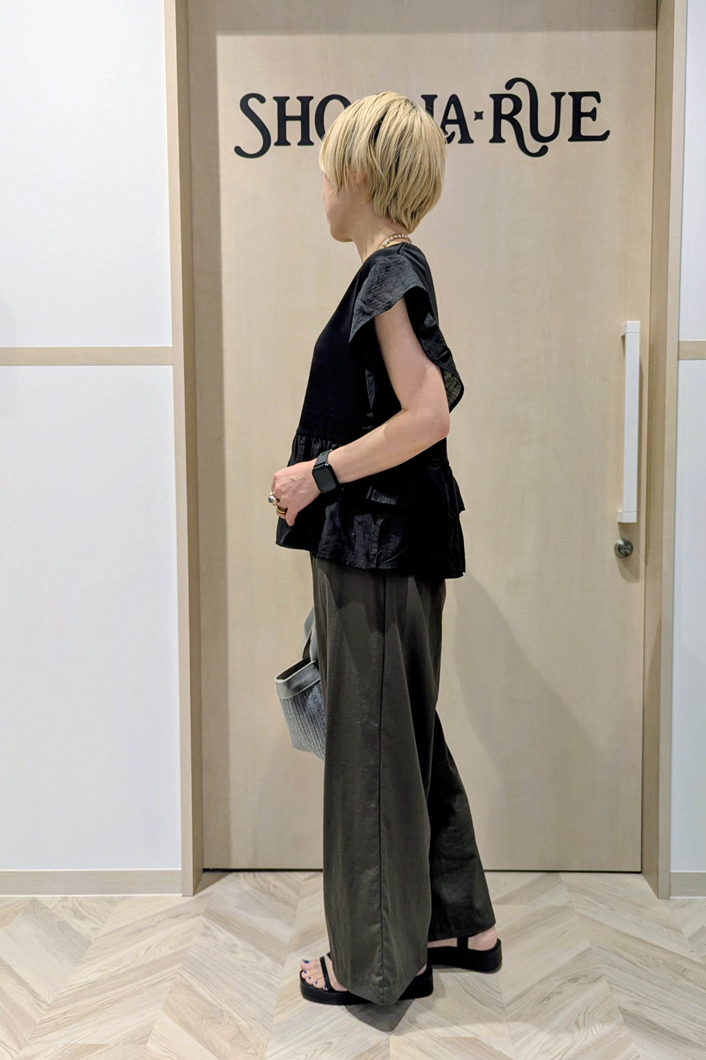 chieさんの「SHOO･LA･RUE｜【S-LL/洗濯機可】着るだけで決まる 主役級フリルトップス」を使ったコーディネート