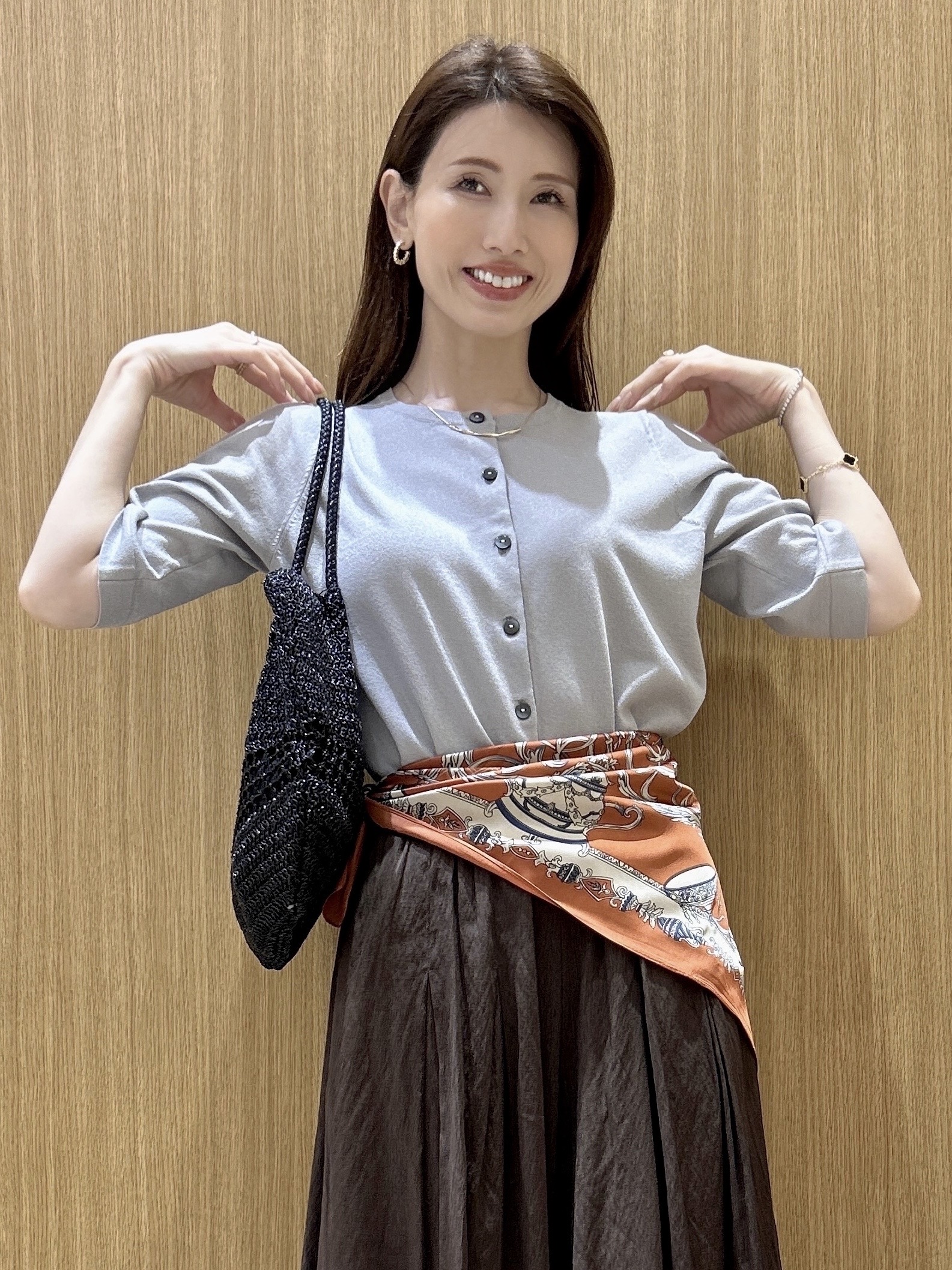 maiさんの「OPAQUE.CLIP｜ドライタッチラメニットカーディガン【洗える】」を使ったコーディネート